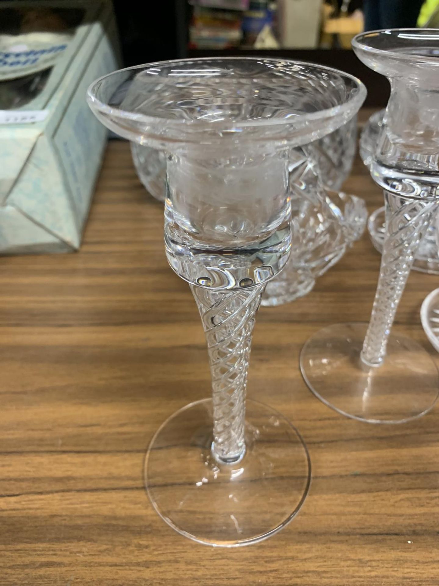 A QUANTITY OF GLASSWARE TO INCLUDE TWO CANDLE HOLDERS WITH TWISTED GLASS STEMS, PLUS A QUANTITY OF - Image 2 of 4