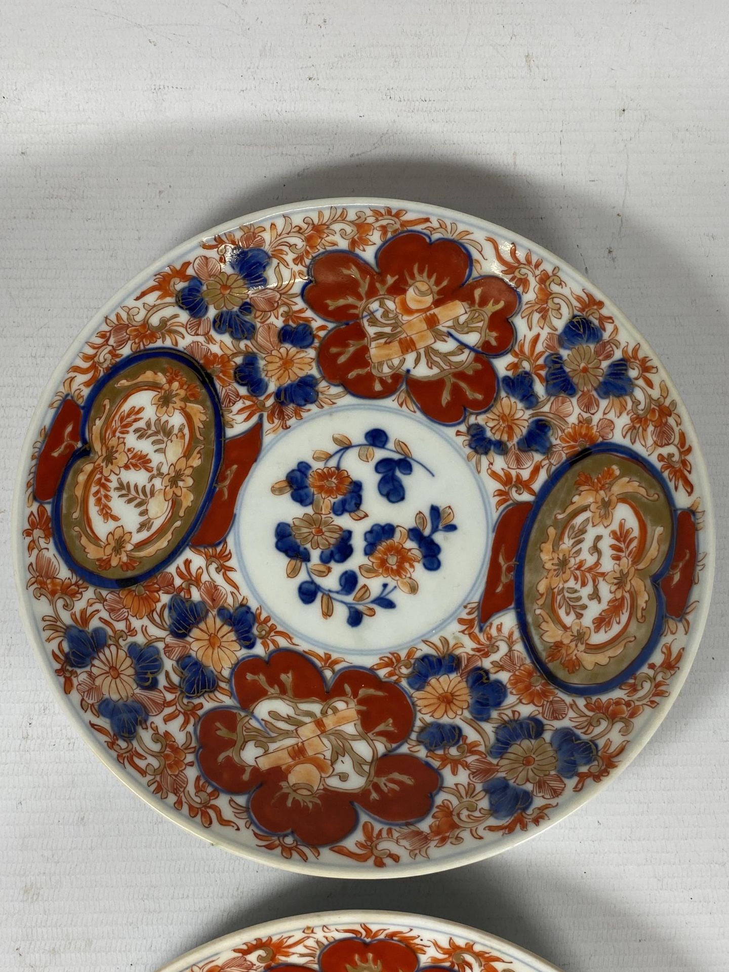 A PAIR OF JAPANESE MID 19TH CENTURY IMARI PLATES, DIAMETER 19CM - Bild 3 aus 5