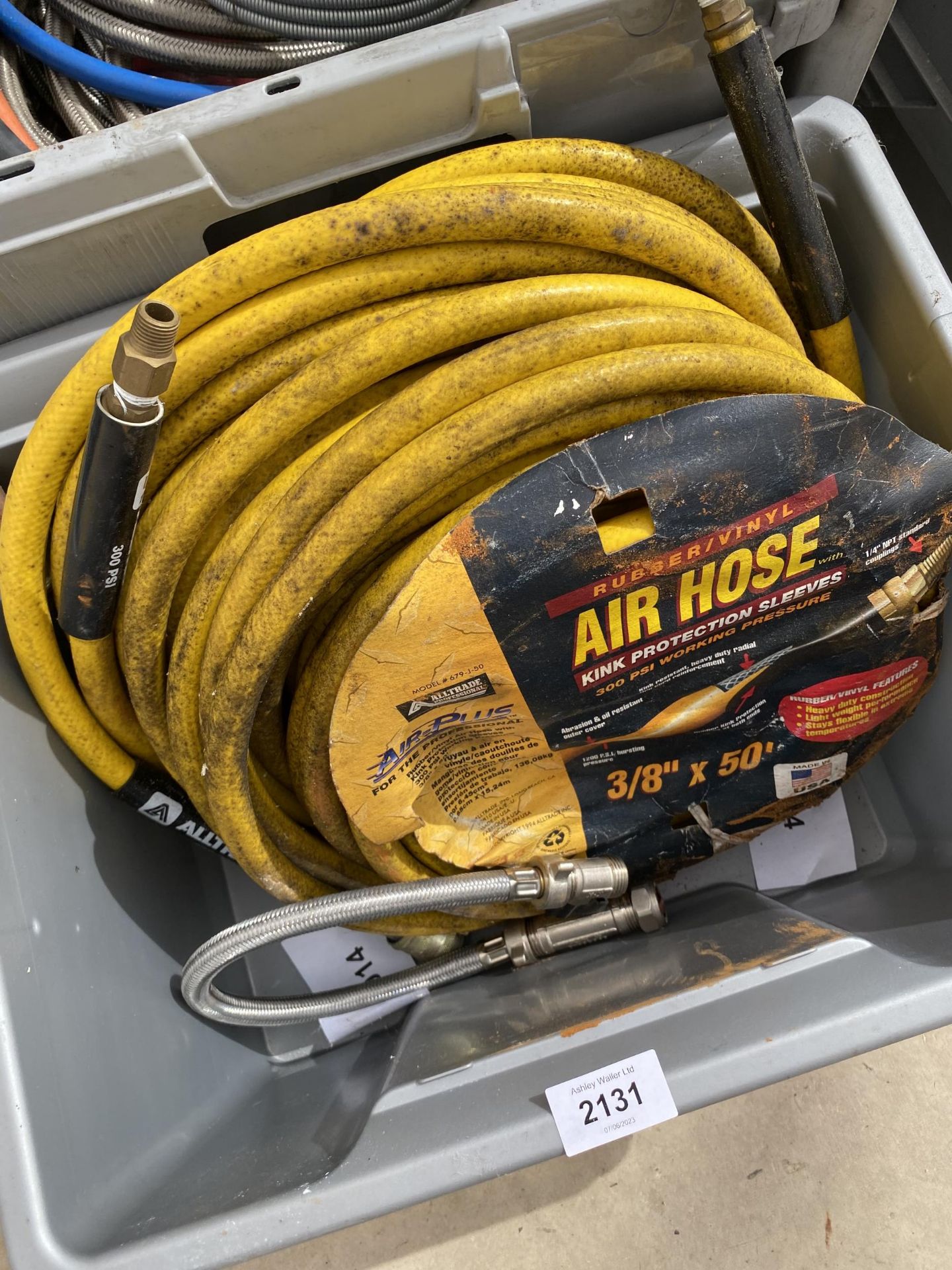 AN ASSORTMENT OF ITEMS TO INCLUDE AN AIR HOSE ETC - Image 3 of 3