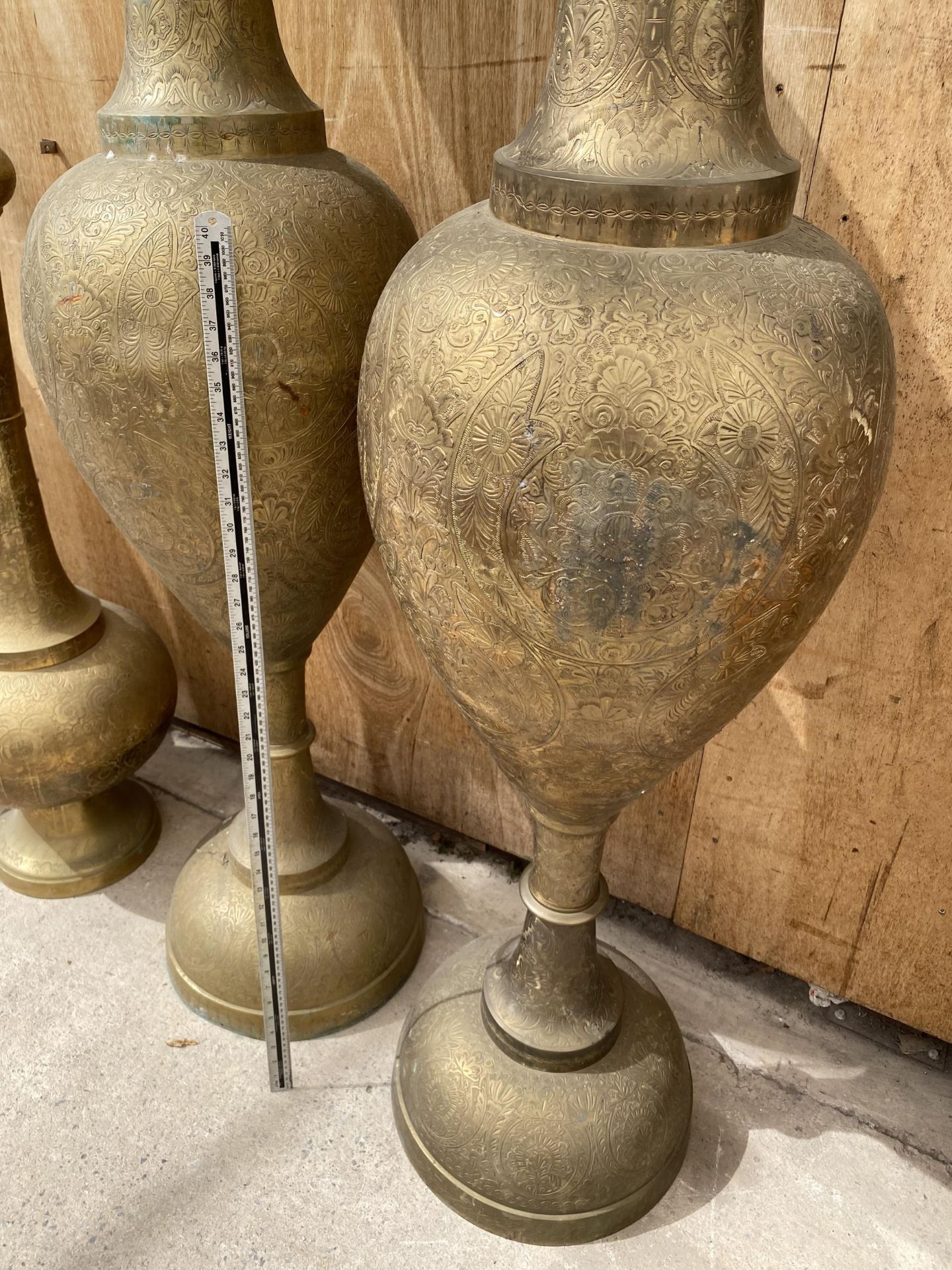 A PAIR OF LARGE VINTAGE DECORATIVE BRASS URNS (H:153CM) - Image 3 of 6