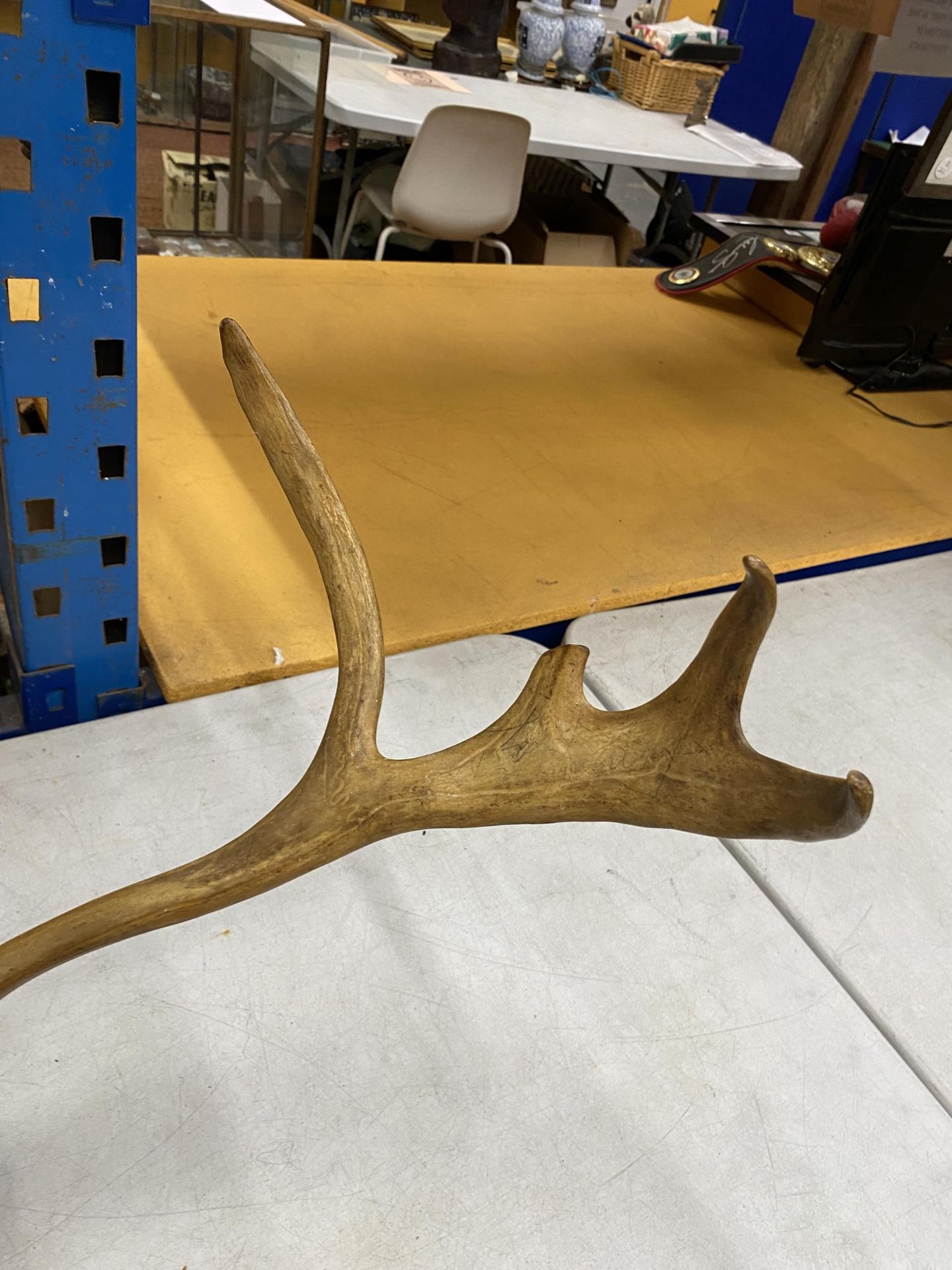 A LARGE PAIR OF TAXIDERMY STAG ANTLERS, LENGTH APPROX 80CM - Image 4 of 4
