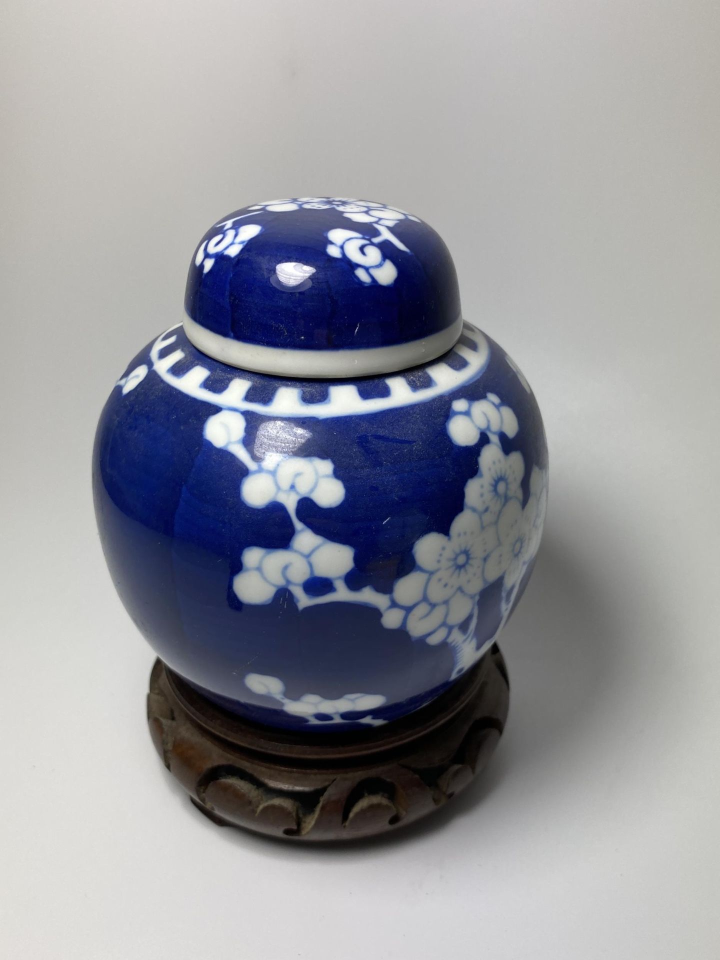 A CHINESE PRUNUS BLOSSOM PATTERN GINGER JAR ON CARVED WOODEN STAND, DOUBLE RING MARK TO BASE, HEIGHT - Image 3 of 6