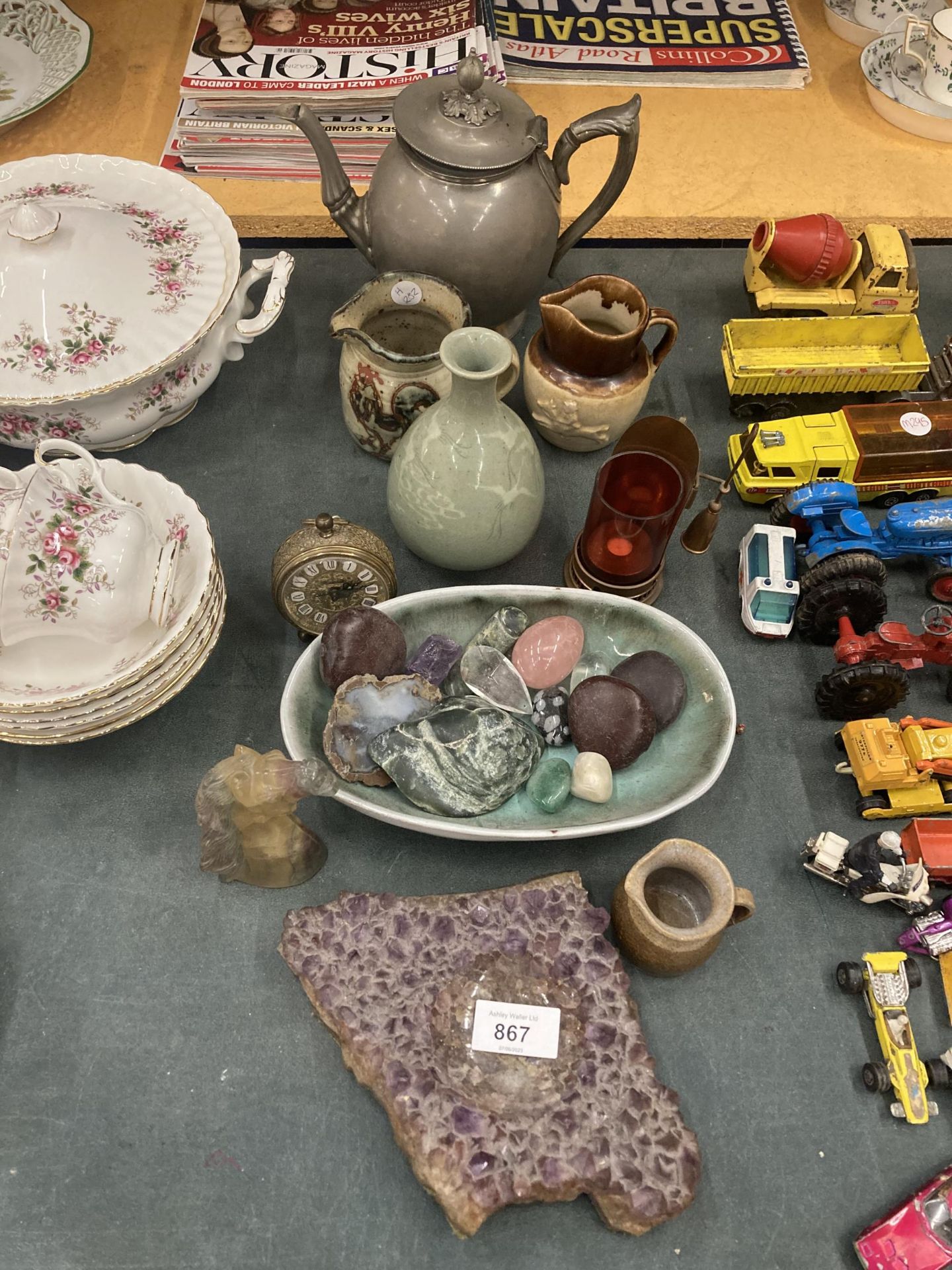 A MIXED LOT TO INCLUDE CRYSTALS, A PEWTER TEAPOT, JUGS, CANDLE HOLDER WITH SNUFFER, SMALL CLOCK, ETC