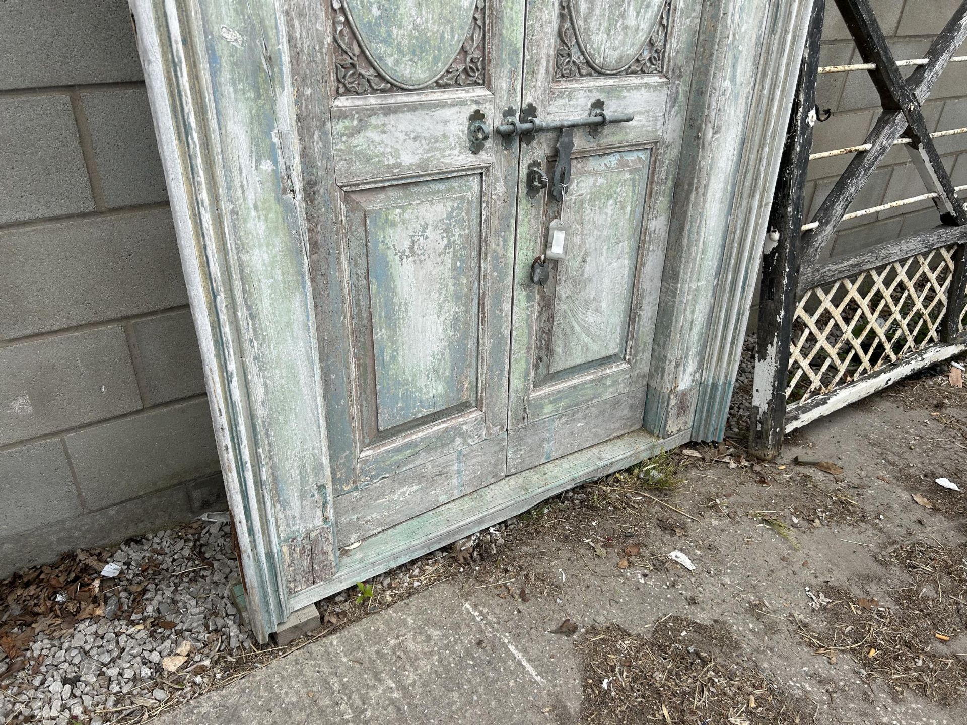 A PAIR OF INDIAN HARDWOOD PANELLED DOORS 89" x 56" TO INCLUDE FRAME WITH BRASS HASP AND HANDLES - Image 4 of 6