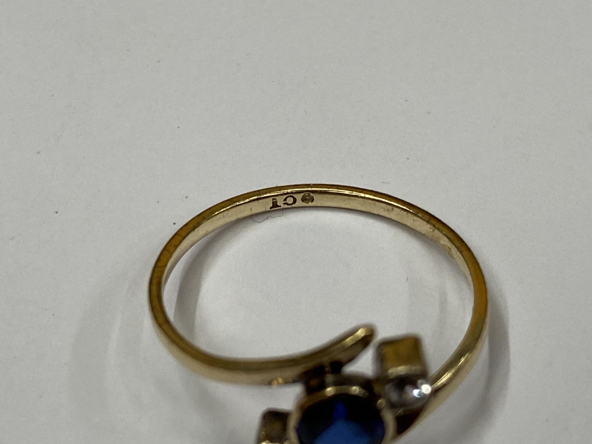 A 9CT YELLOW GOLD SAPPHIRE STYLE AND CZ STONE RING, WEIGHT 1.27G - Image 2 of 2