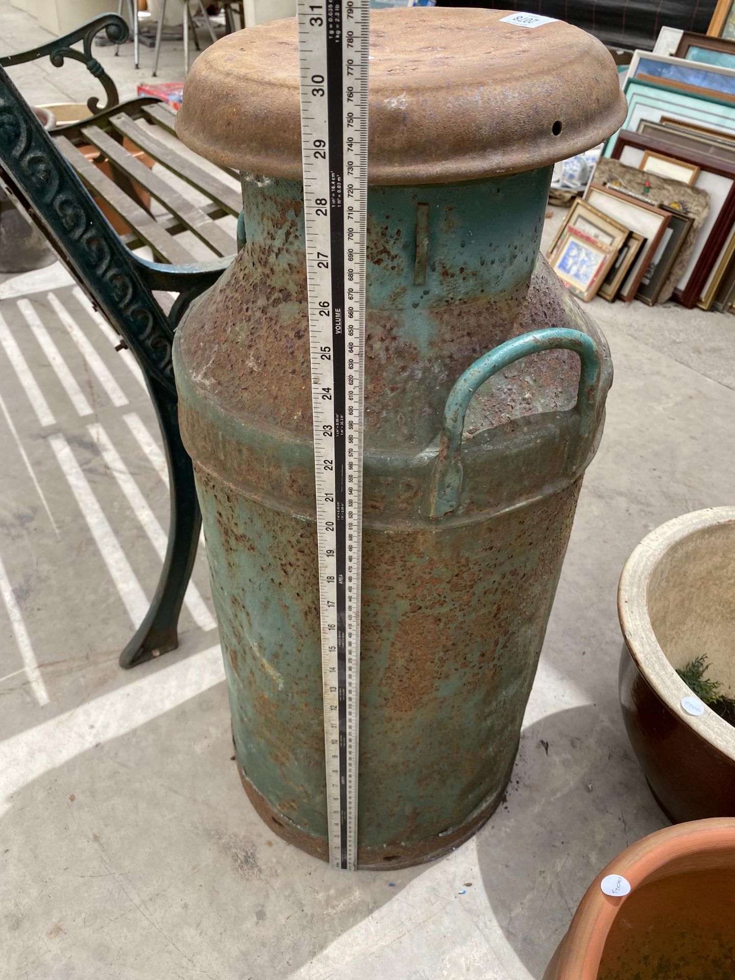 A VINTAGE CAST IRON MILK CHURN WITH LID - Image 2 of 2