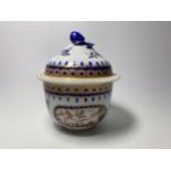 A 19TH CENTURY EUROPEAN EXPORT LIDDED POT WITH ARMORIAL CHINESE STYLE DESIGN, HEIGHT 12.5CM