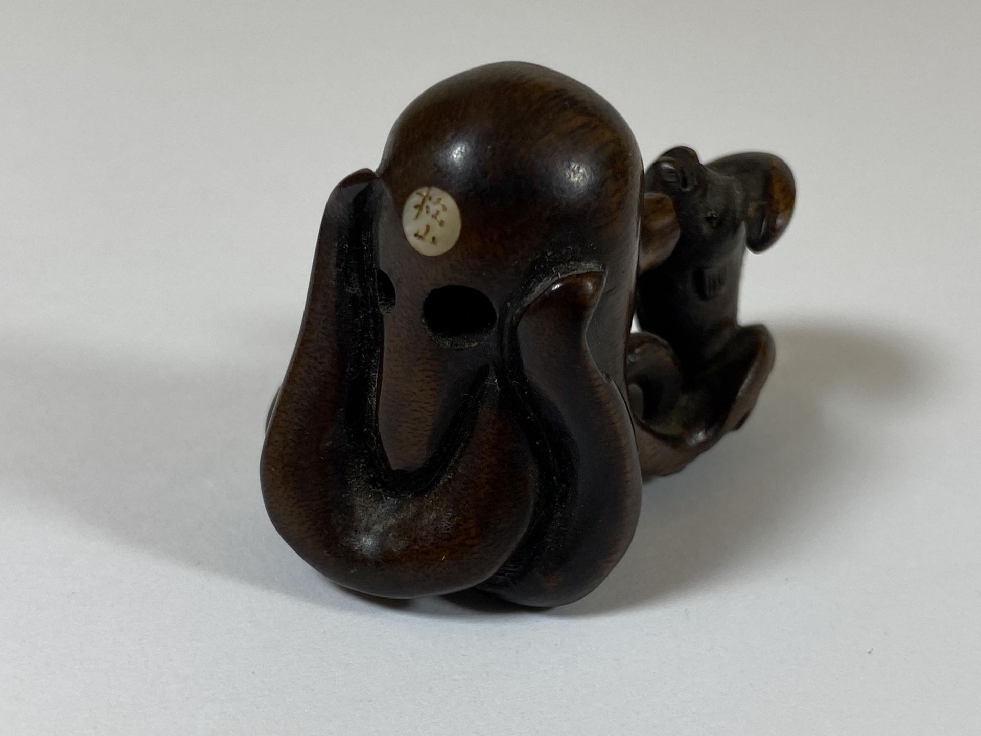 AN ORIENTAL NETSUKE OF AN OCTUPUS AND FISH, SIGNED WITH MOTHER OF PEARL MAKERS MARK, HEIGHT 3.5CM - Image 3 of 3