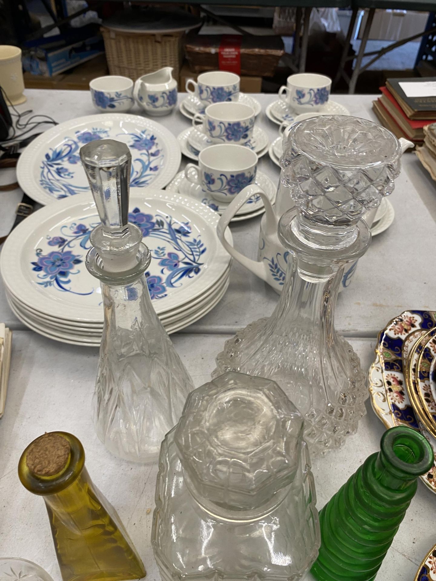 A QUANTITY OF GLASSWARE TO INCLUDE TWO MINI OIL LAMPS, DECANTERS, GLASSES, PRESERVE POT, CREAM - Bild 2 aus 3