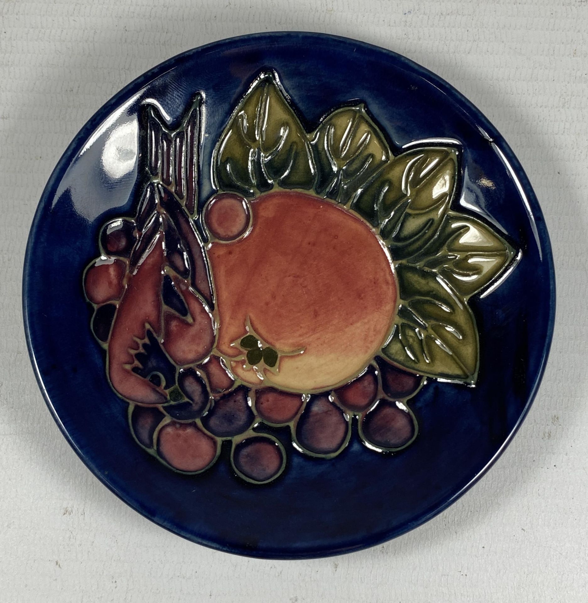 A MOORCROFT 'FINCHES' PATTERN PIN DISH, DIAMETER 12CM (SECONDS)