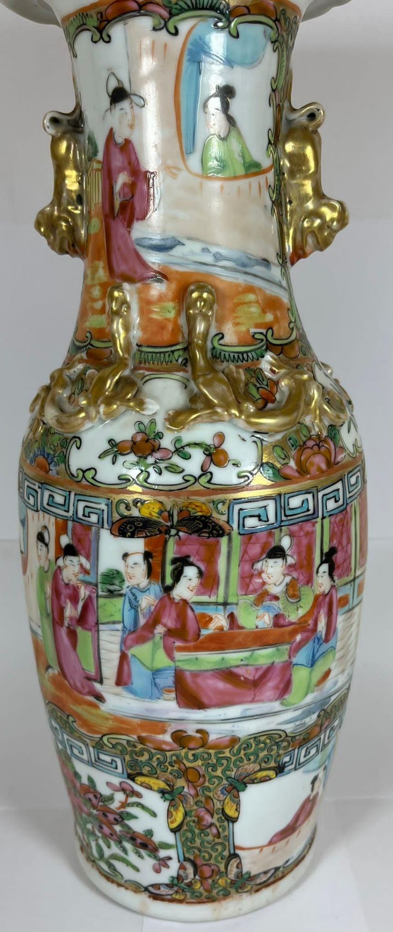 A LATE 19TH CENTURY CHINESE CANTON FAMILLE ROSE WITH FIGURAL DESIGN FRONT PANEL AND BIRD AND - Image 4 of 7