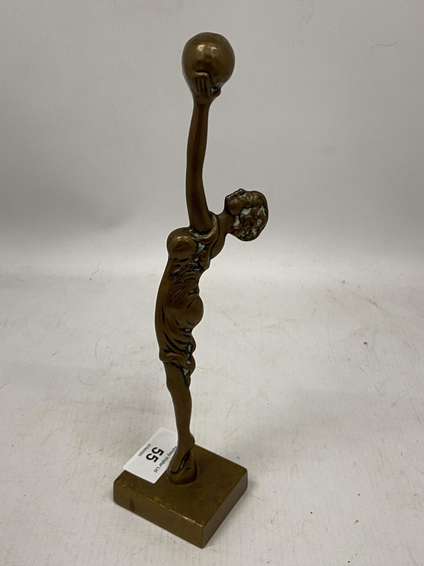 AN ART DECO BRASS FIGURE OF A LADY HOLDING A BALL, HEIGHT 24.5CM - Image 3 of 3