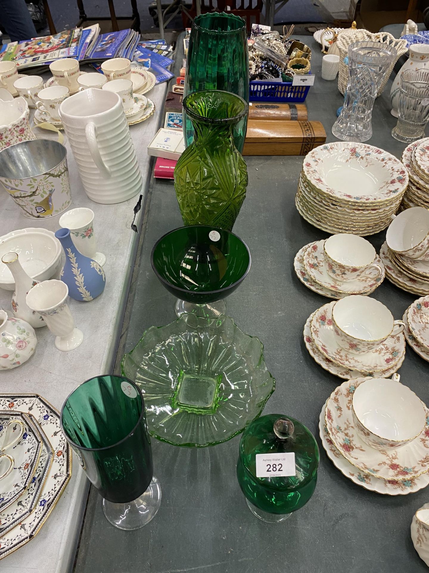 A QUANTITY OF VINTAGE GREEN GLASSWARE TO INCLUDE VASES, BOWLS, ETC