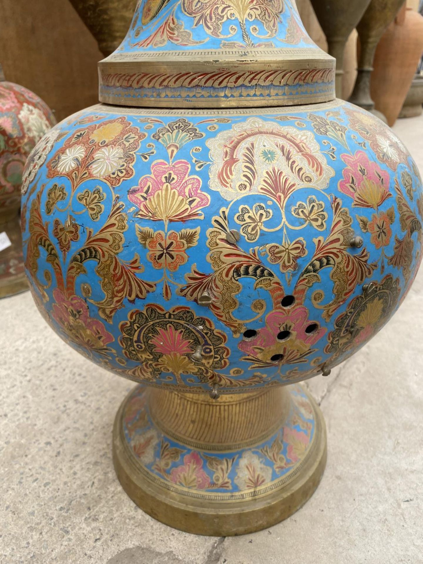 A LARGE VINTAGE DECORATIVE CLOISONNE BRASS URN (H:122CM) - Image 4 of 6