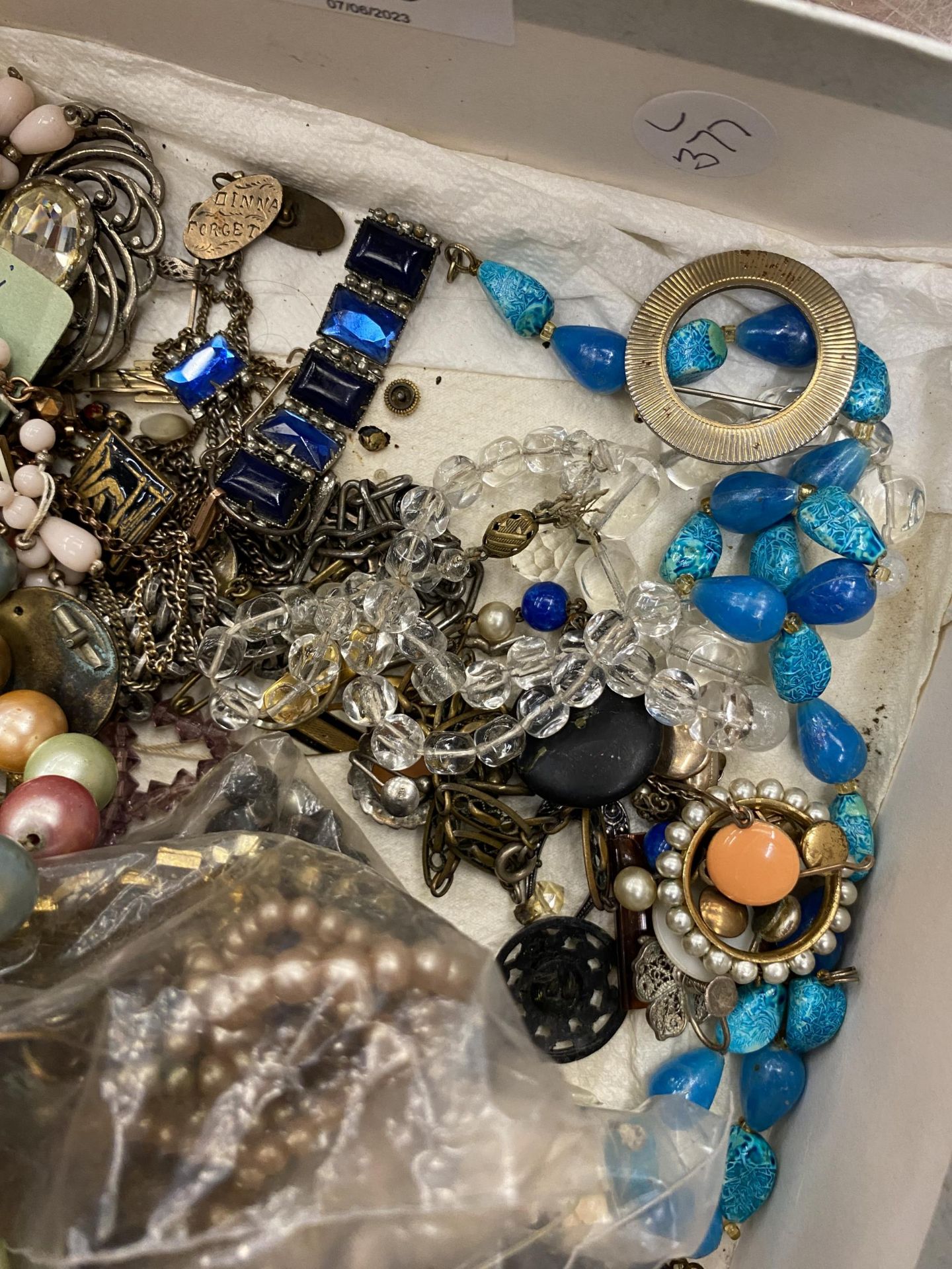 A COLLECTION OF VINTAGE COSTUME JEWELLERY AND FURTHER ITEMS, PEARL NECKLACES, PASTE JEWELLERY ETC - Image 5 of 5