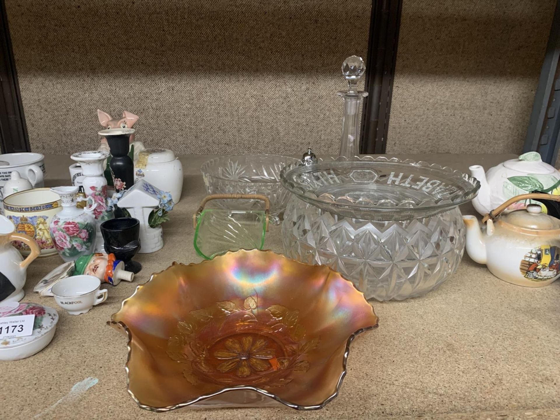 A QUANTITY OF GLASSWARE TO INCLUDE BOWLS, A DECANTER, CARNIVAL GLASS, ETC