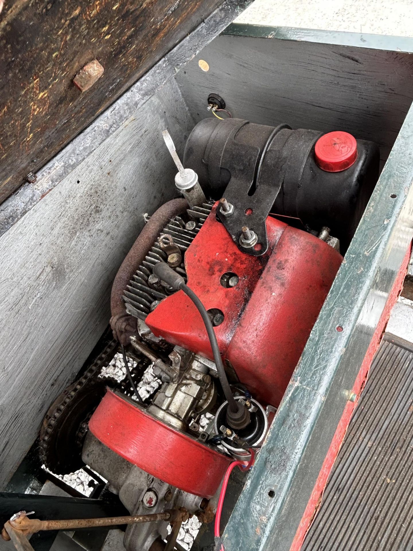 A PETROL ENGINE 'MARTIN TRUCKS BE2' MARKET GARDENERS TRICYCLE WITH MANUAL TIPPER BODY (REQUIRES A - Image 8 of 10