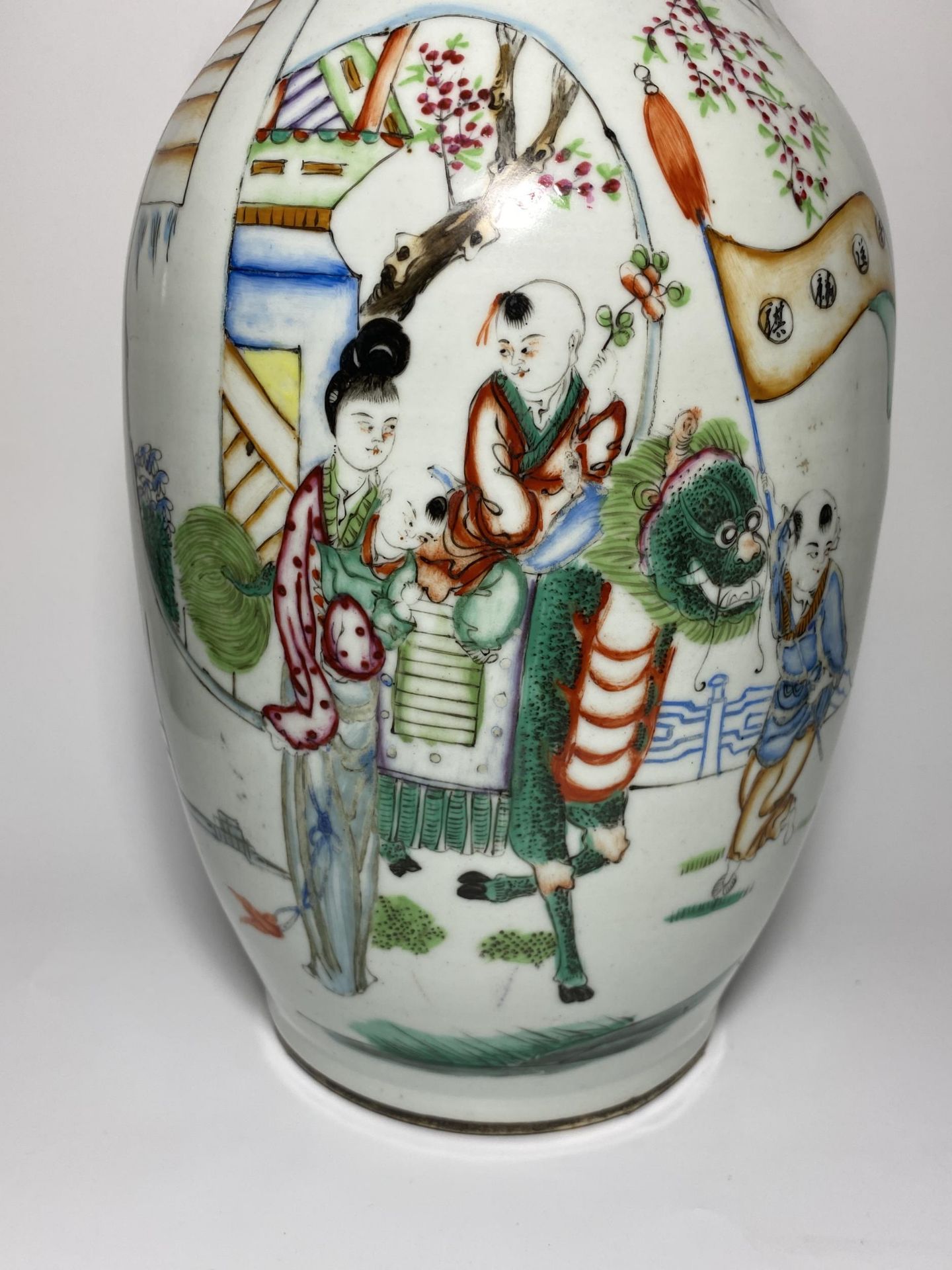 A LARGE 19TH CENTURY CHINESE QING PORCELAIN VASE WITH FIGURAL & CALLIGRAPHY DESIGN, HEIGHT 43CM - Image 2 of 11