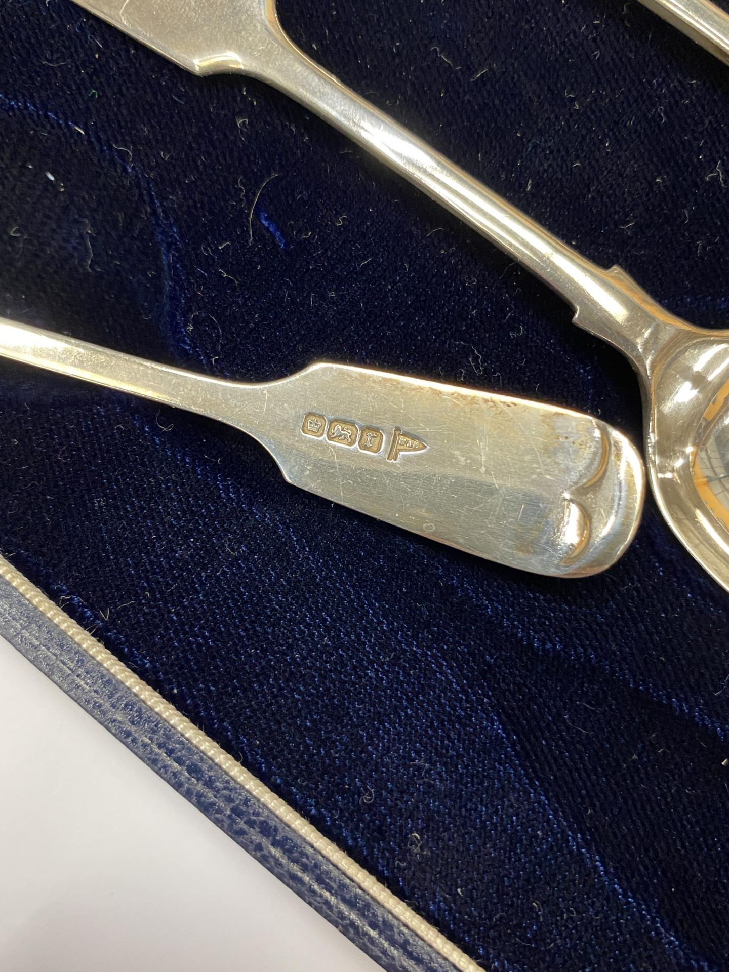 A CASED SET OF SIX HALLMARKED WALKER & HALL TEASPOONS, TOTAL WEIGHT 117G - Image 3 of 3