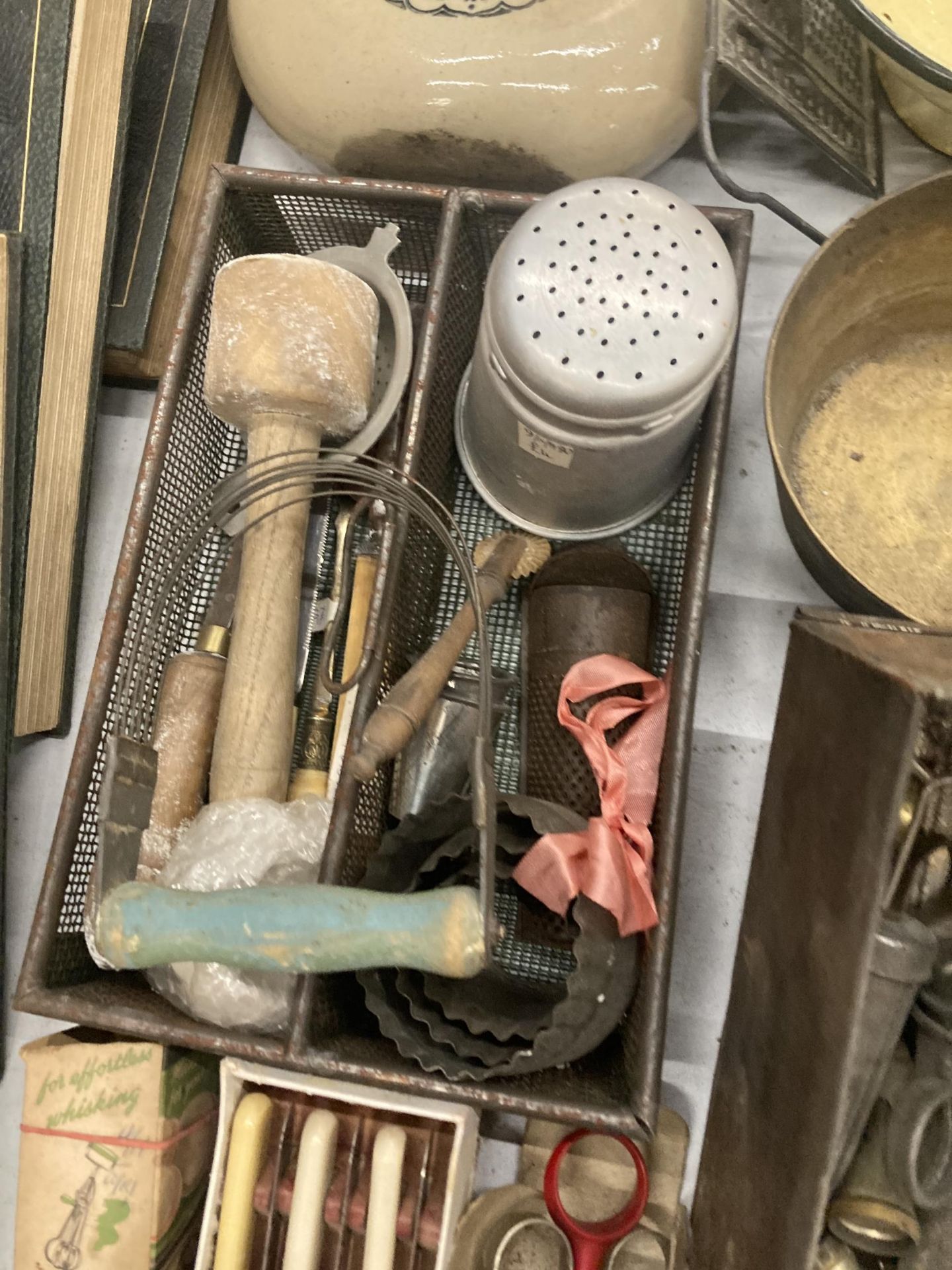 A QUANTITY OF VINTAGE KITCHENALIA ITEMS TO INCLUDE FLATWARE, ICING SETS, METAL PASTRY CASES, BRASS - Image 2 of 3