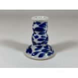 A MINIATURE CHINESE BLUE AND WHITE KANGXI REVIVIAL STYLE SMALL CANDLE HOLDER, UNMARKED, HEIGHT 5.5CM