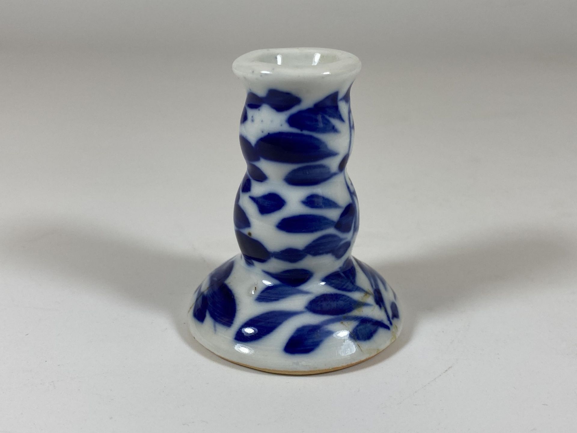 A MINIATURE CHINESE BLUE AND WHITE KANGXI REVIVIAL STYLE SMALL CANDLE HOLDER, UNMARKED, HEIGHT 5.5CM