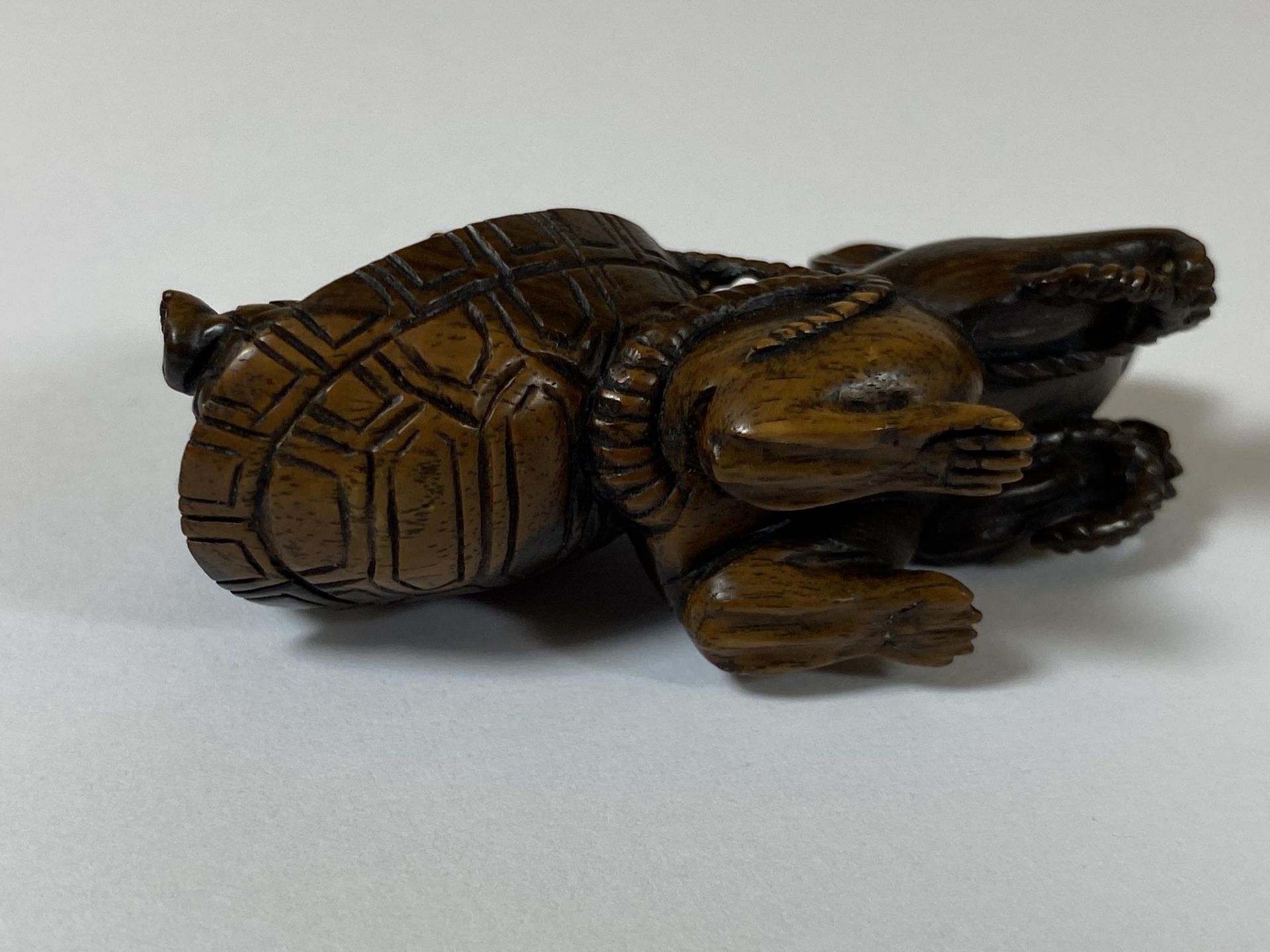 AN ORIENTAL NETSUKE OF A MOUSE DRAGGING A TURTLE, UNSIGNED, LENGTH 5.5CM - Image 3 of 4