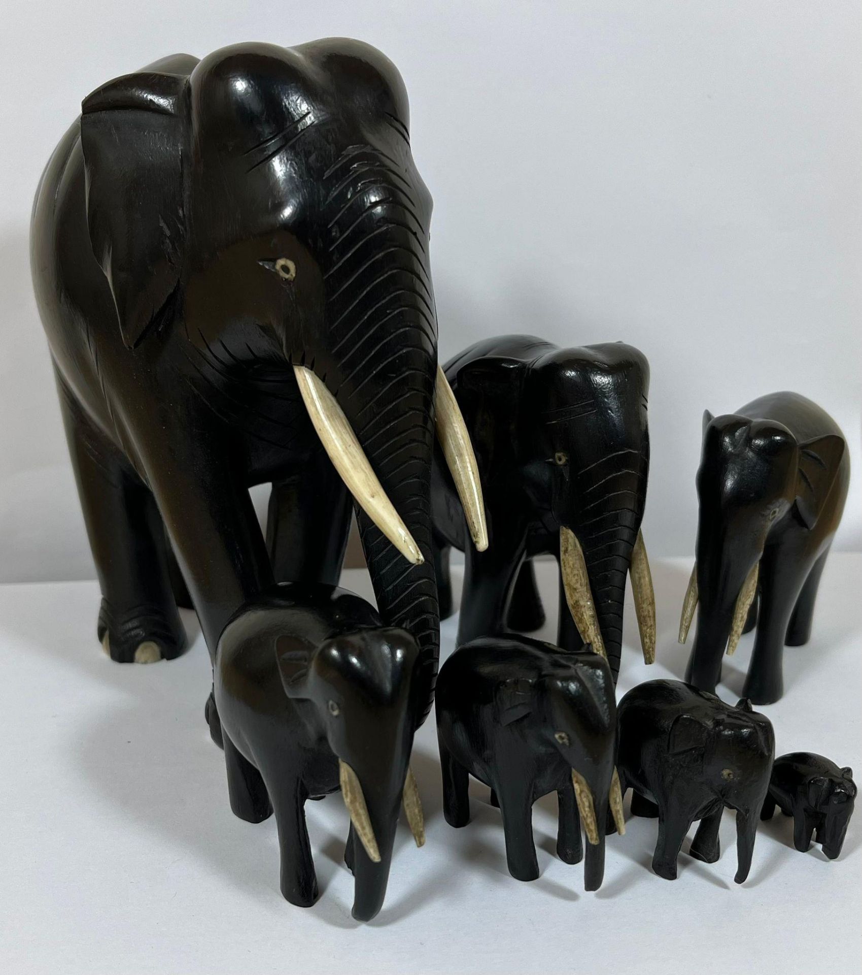 AN ANTIQUE FAMILY OF SEVEN GRADUATED EBONY ELEPHANTS, LARGEST 16CM, SMALLEST 1.5CM - Image 2 of 4