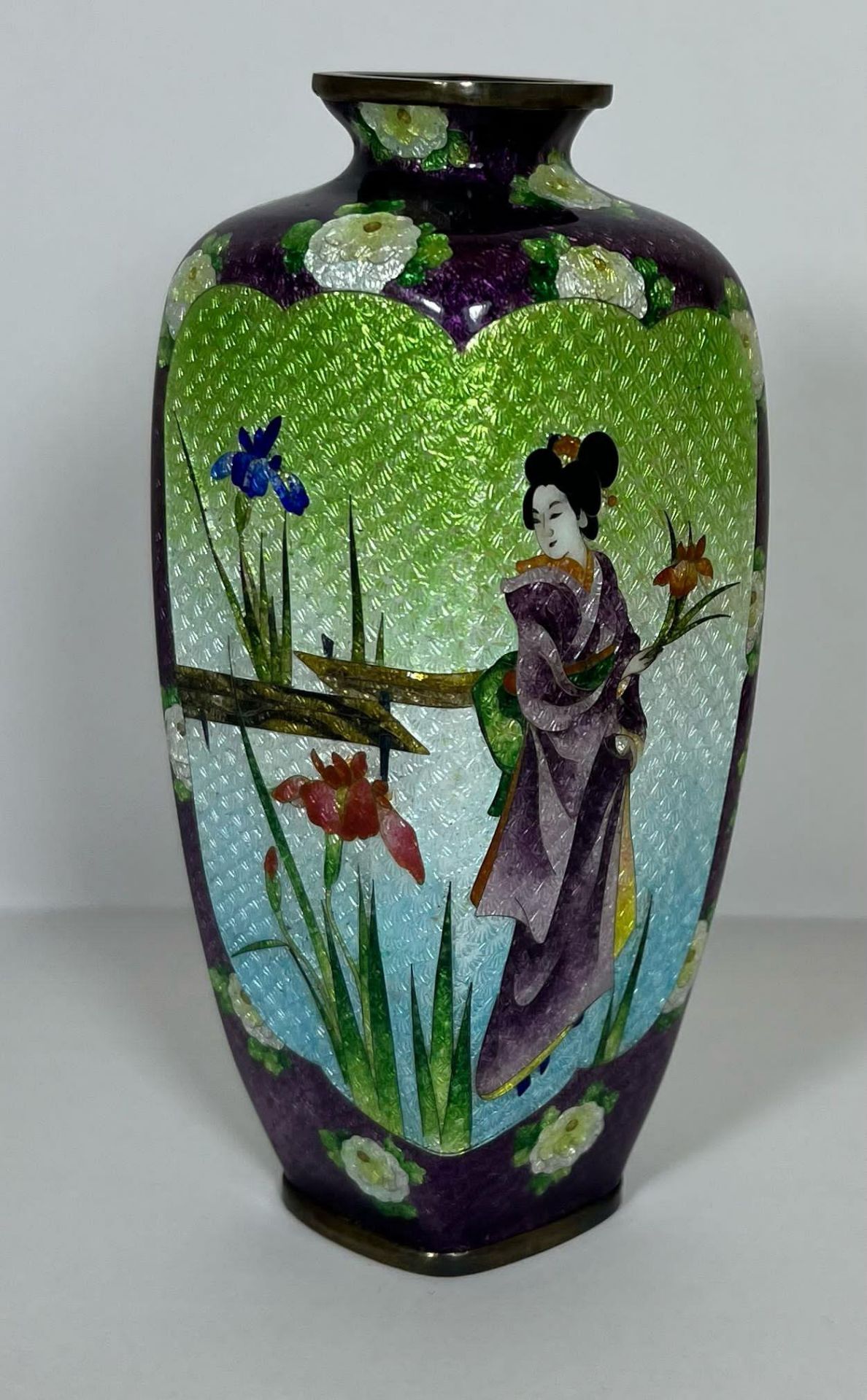 A JAPANESE GINBARI MEIJI PERIOD (1868-1912) ENAMEL DESIGN VASE DECORATED WITH A GEISHA GIRL BY A - Image 3 of 4