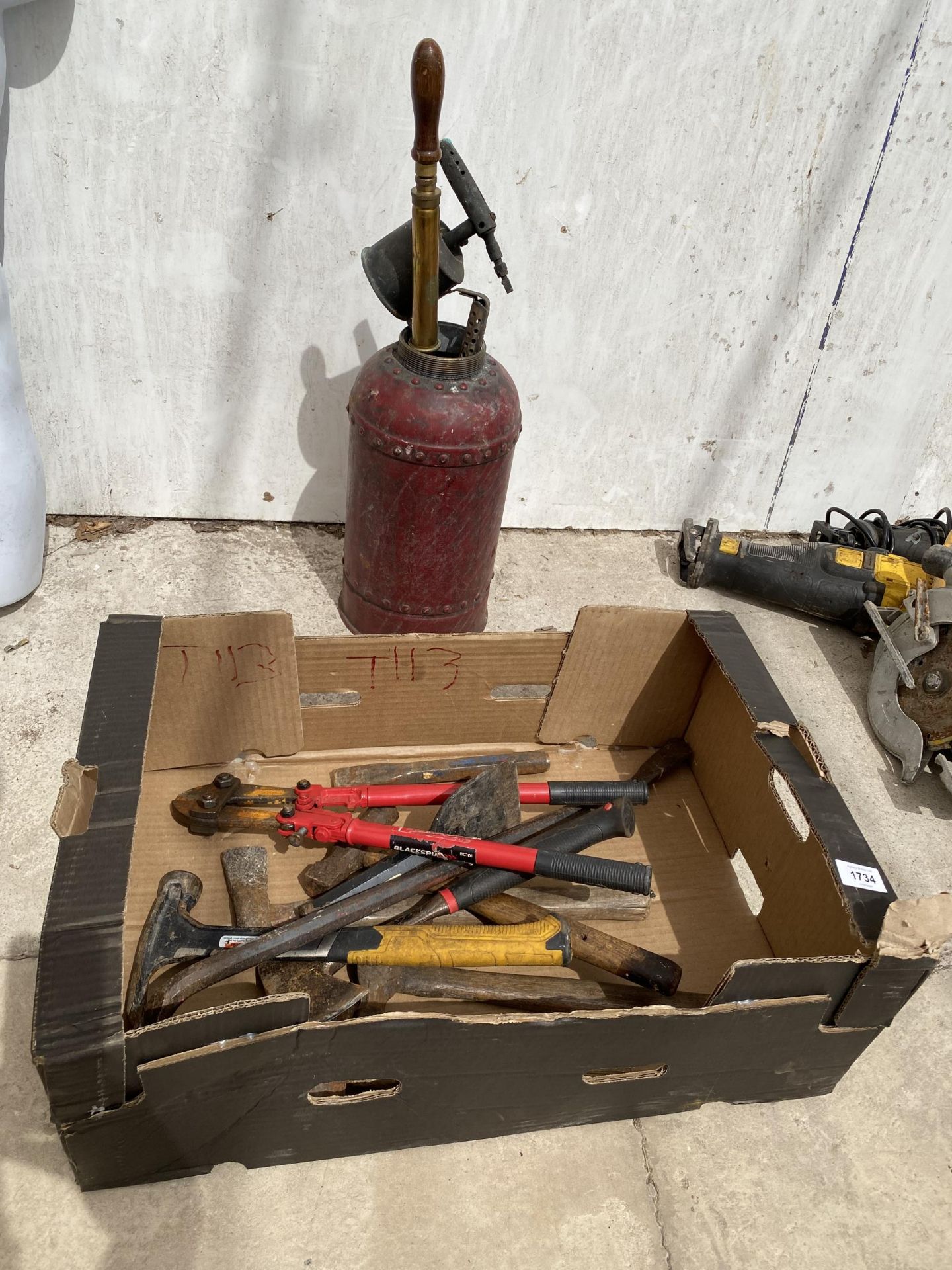 AN ASSORTMENT OF ITEMS TO INCLUDE AXES, BOLT CUTTERS AND A VINTAGE BLOW TORCH ETC