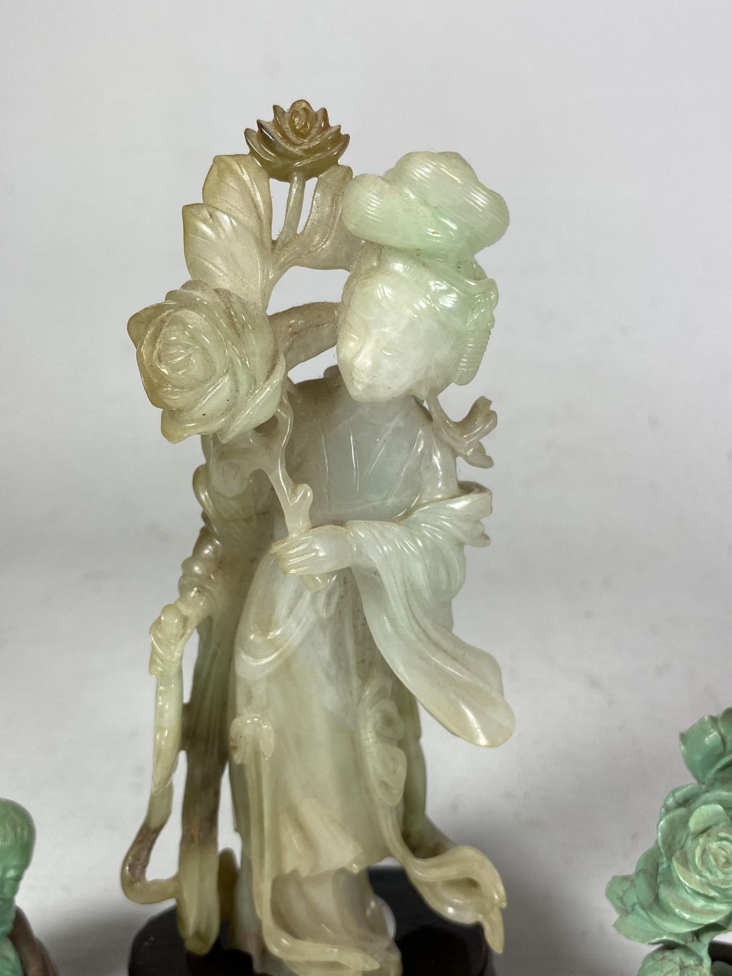 A GROUP OF THREE ORIENTAL FIGURES ON STANDS TO INCLUDE A JADE TYPE HARDSTONE FIGURE, HEIGHT 16.5CM - Image 2 of 4