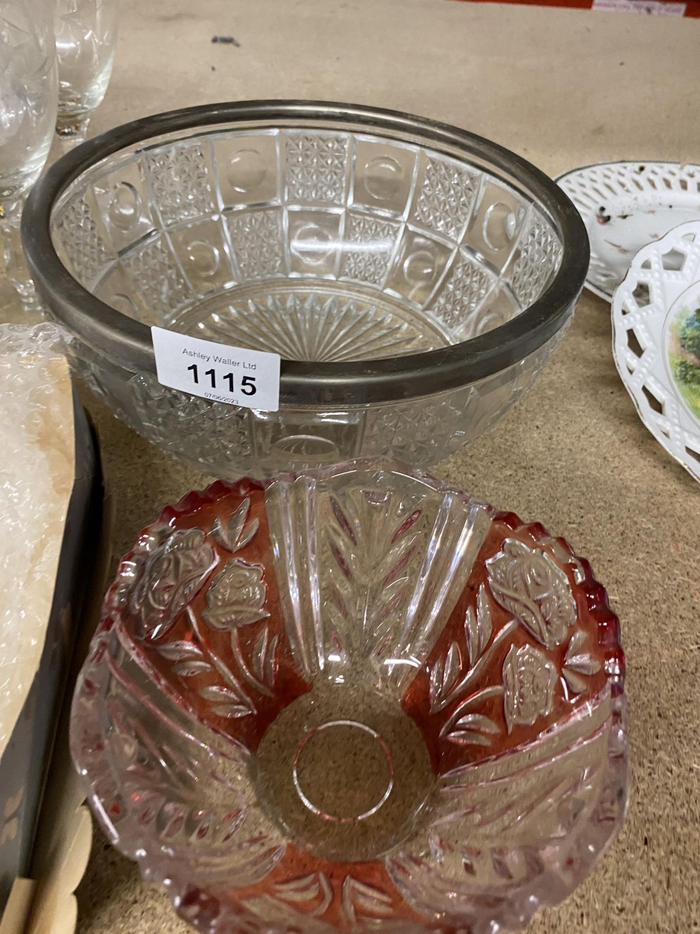 A GROUP OF GLASSWARE TO INCLUDE DECANTER, BOHEMIAN CUT GLASS BOWL, ETCHED WINE GLASSES ETC - Image 2 of 3