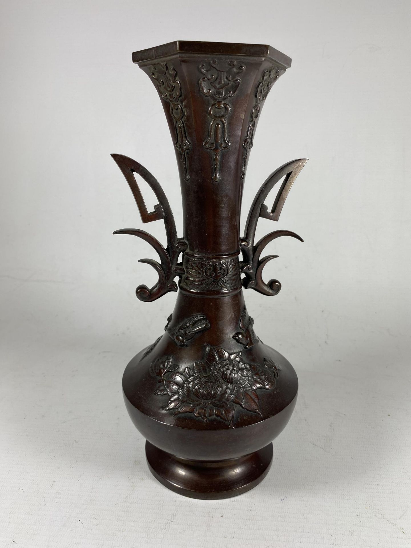 A JAPANESE BRONZE TWIN HANDLED VASE, UNMARKED TO BASE, HEIGHT 28CM - Image 4 of 5