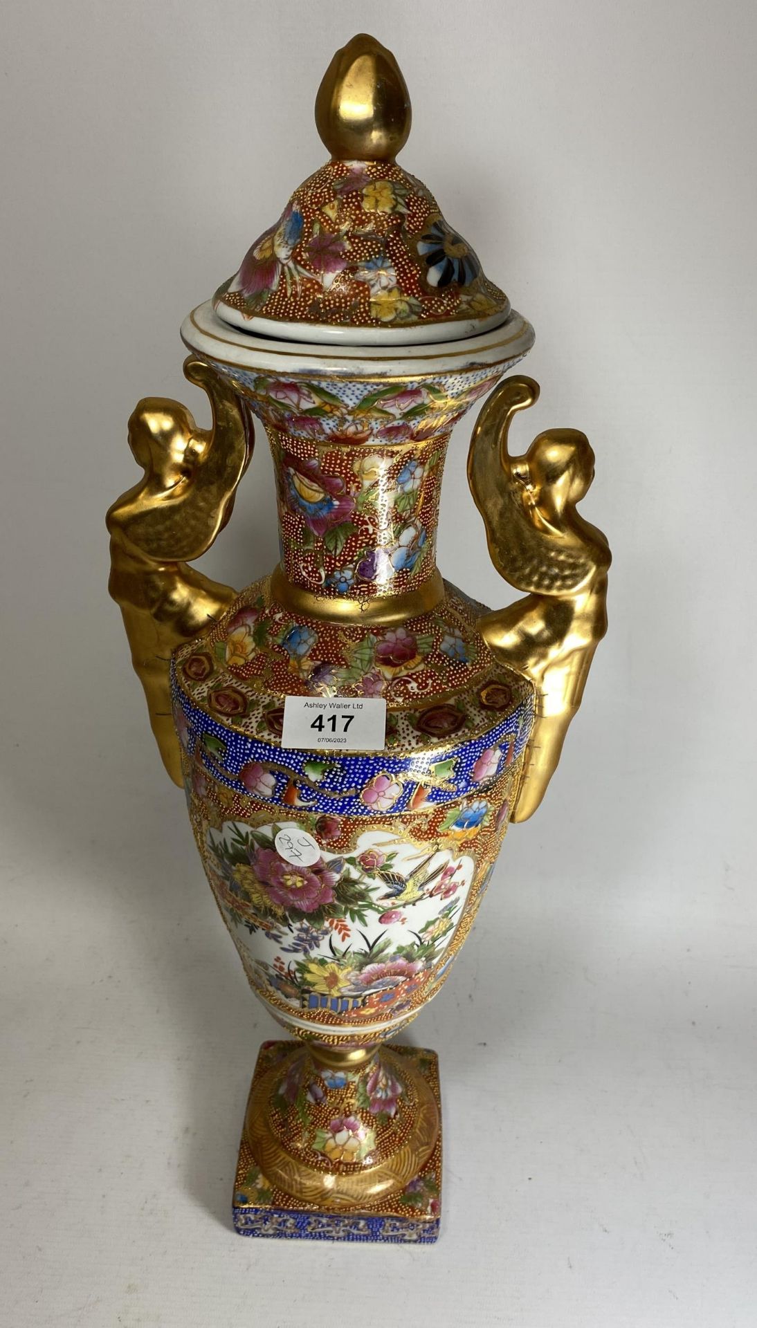 A LARGE DECORATIVE JAPANESE LIDDED TWIN HANDLED VASE, HEIGHT 56CM