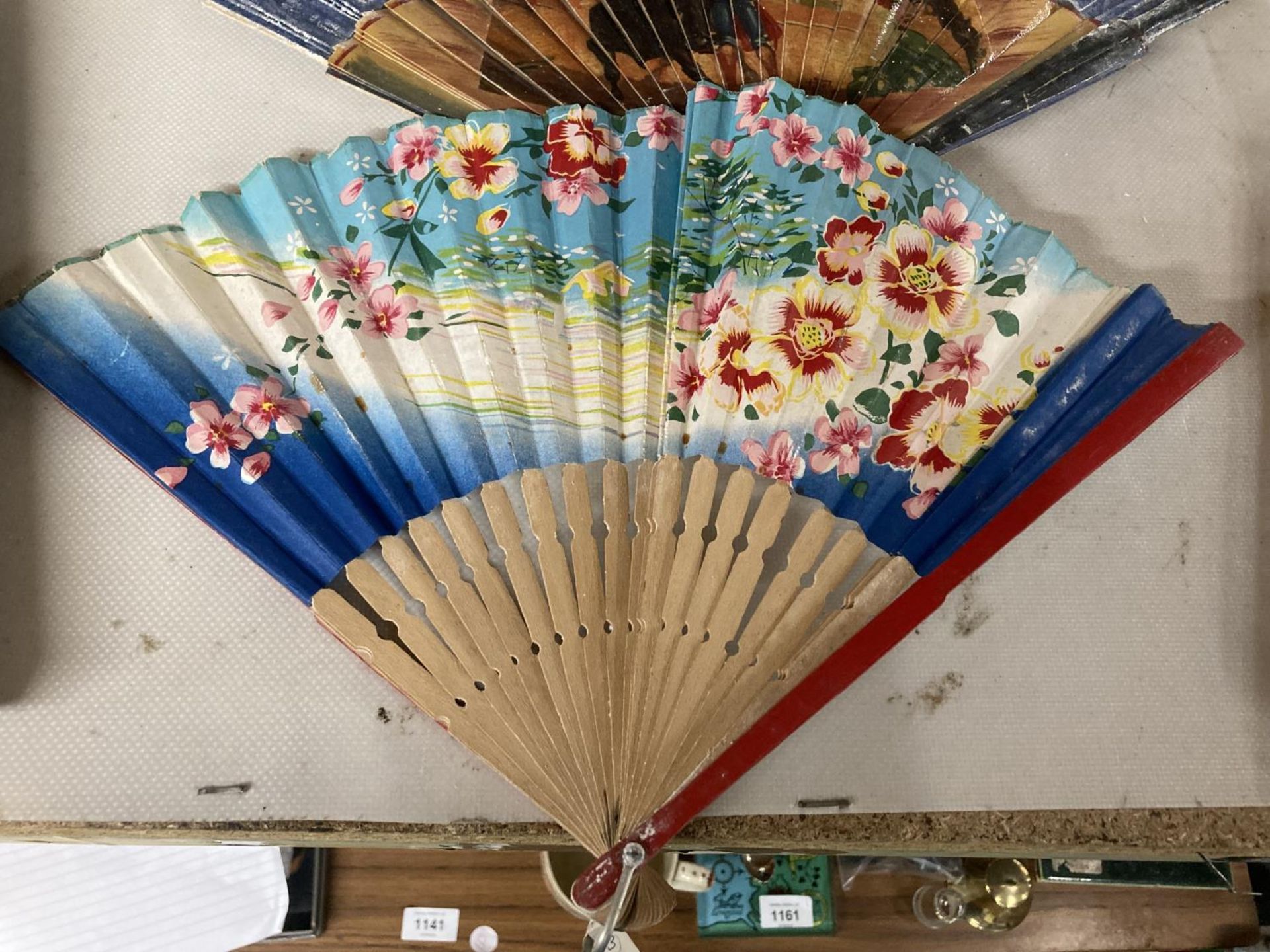 A COLLECTION OF VINTAGE FANS - 5 IN TOTAL - Image 2 of 4