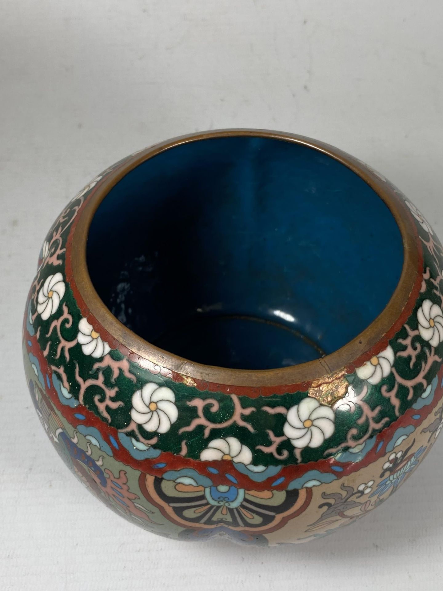 AN EARLY 20TH CENTURY CHINESE CLOISONNE POT WITH FLORAL DESIGN PANEL DESIGN, HEIGHT 12CM - Image 4 of 6