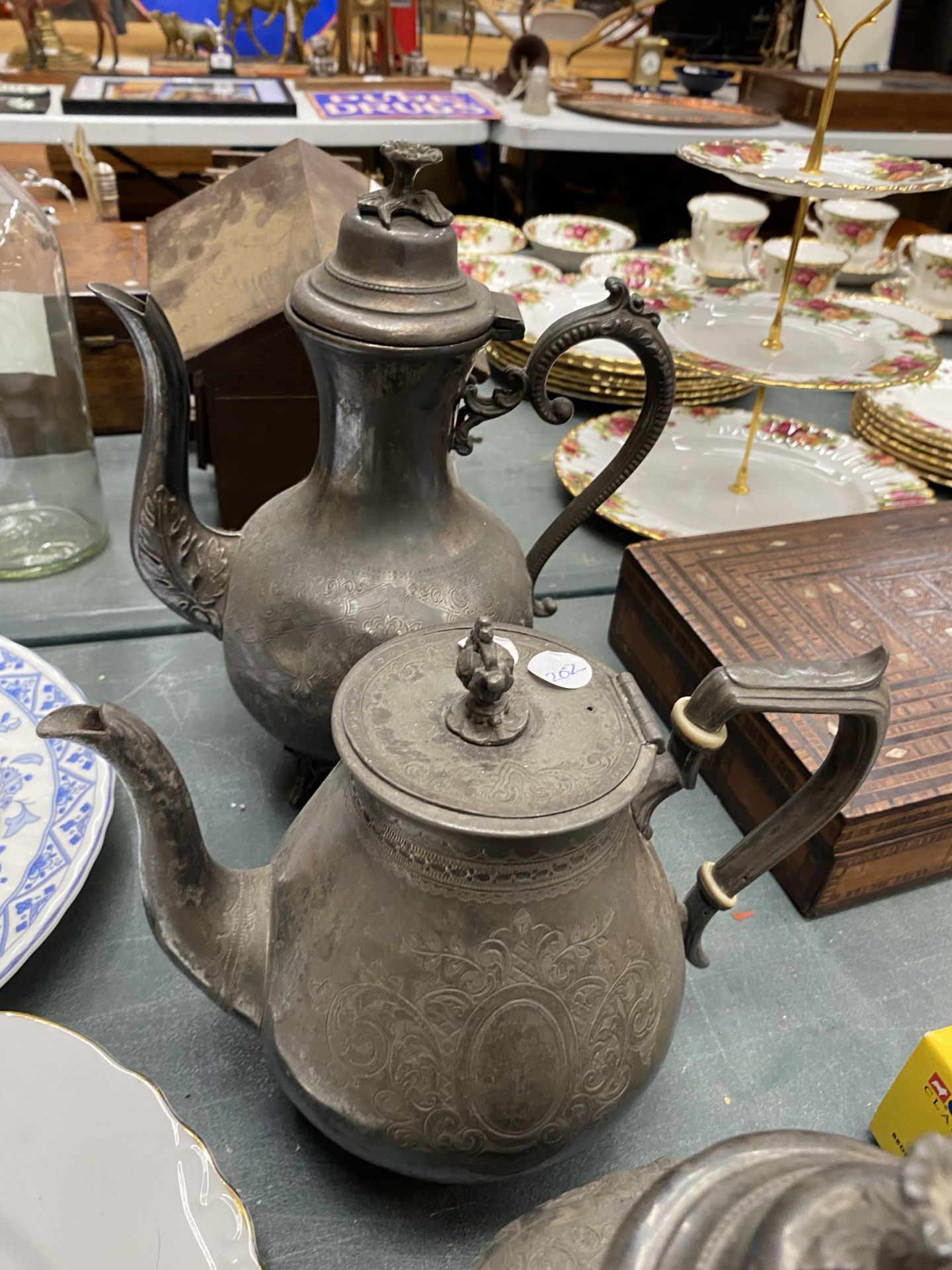 A PEWTER TEASET TO INCLUDE A COFFEE POT, TEAPOTS, CREAM JUG AND SUGAR BOWL - 5 PIECES IN TOTAL - Image 2 of 3