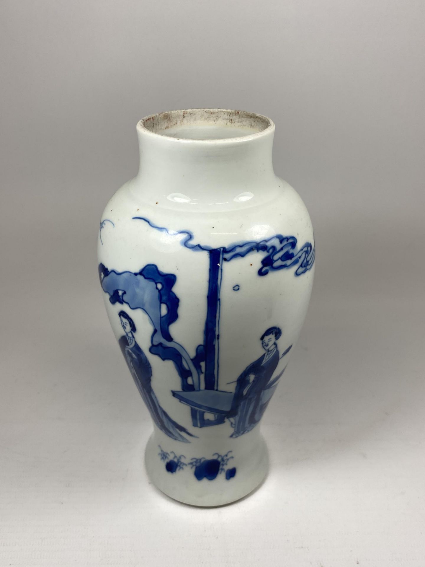 A CHINESE KANGXI PERIOD (1661-1722) BLUE AND WHITE PORCELAIN BALUSTER FORM VASE DEPICTING FIGURES IN - Bild 2 aus 7