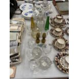 A QUANTITY OF GLASSWARE TO INCLUDE TWO MINI OIL LAMPS, DECANTERS, GLASSES, PRESERVE POT, CREAM