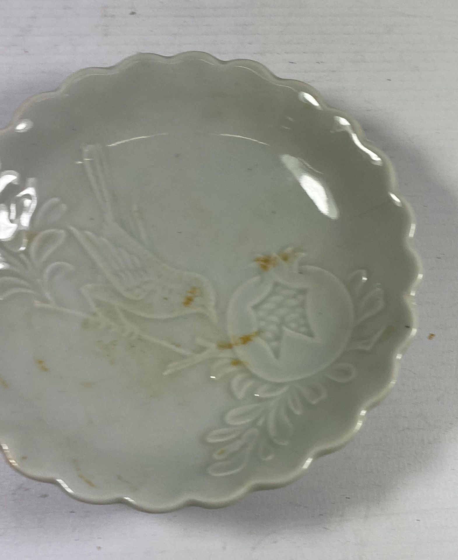 A CHINESE CELADON DISH WITH BIRD & FLORAL DESIGN UNMARKED TO BASE, DIAMETER 11.5CM