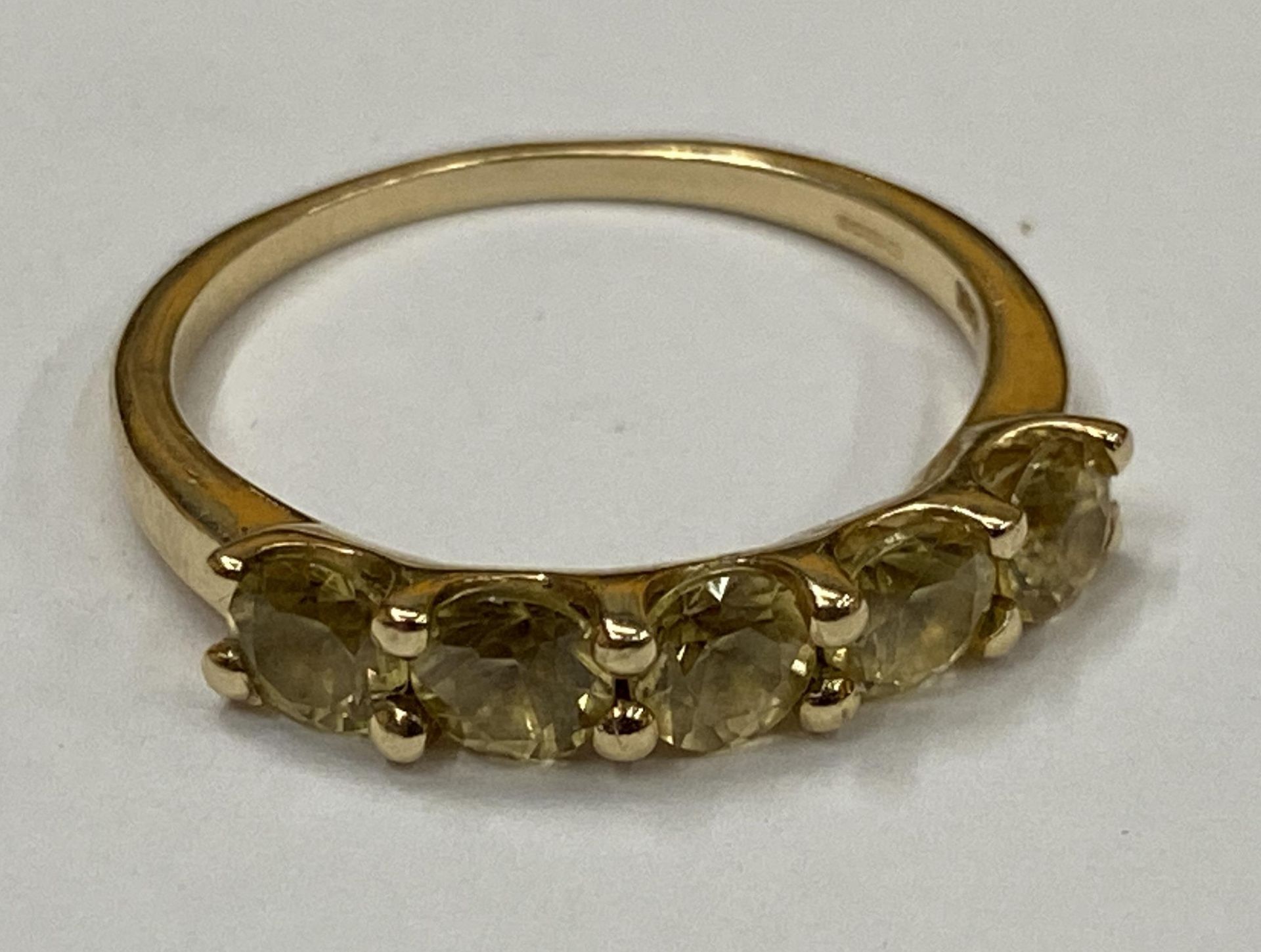 A 9CT YELLOW GOLD FIVE CITRINE STONE RING, WEIGHT 2.4G