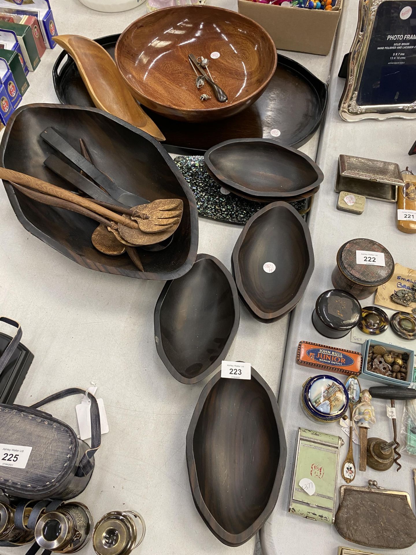 A QUANTITY OF TREEN LARGE AND SMALL BOWLS, A TRAY, SERVING SPOONS, ETC