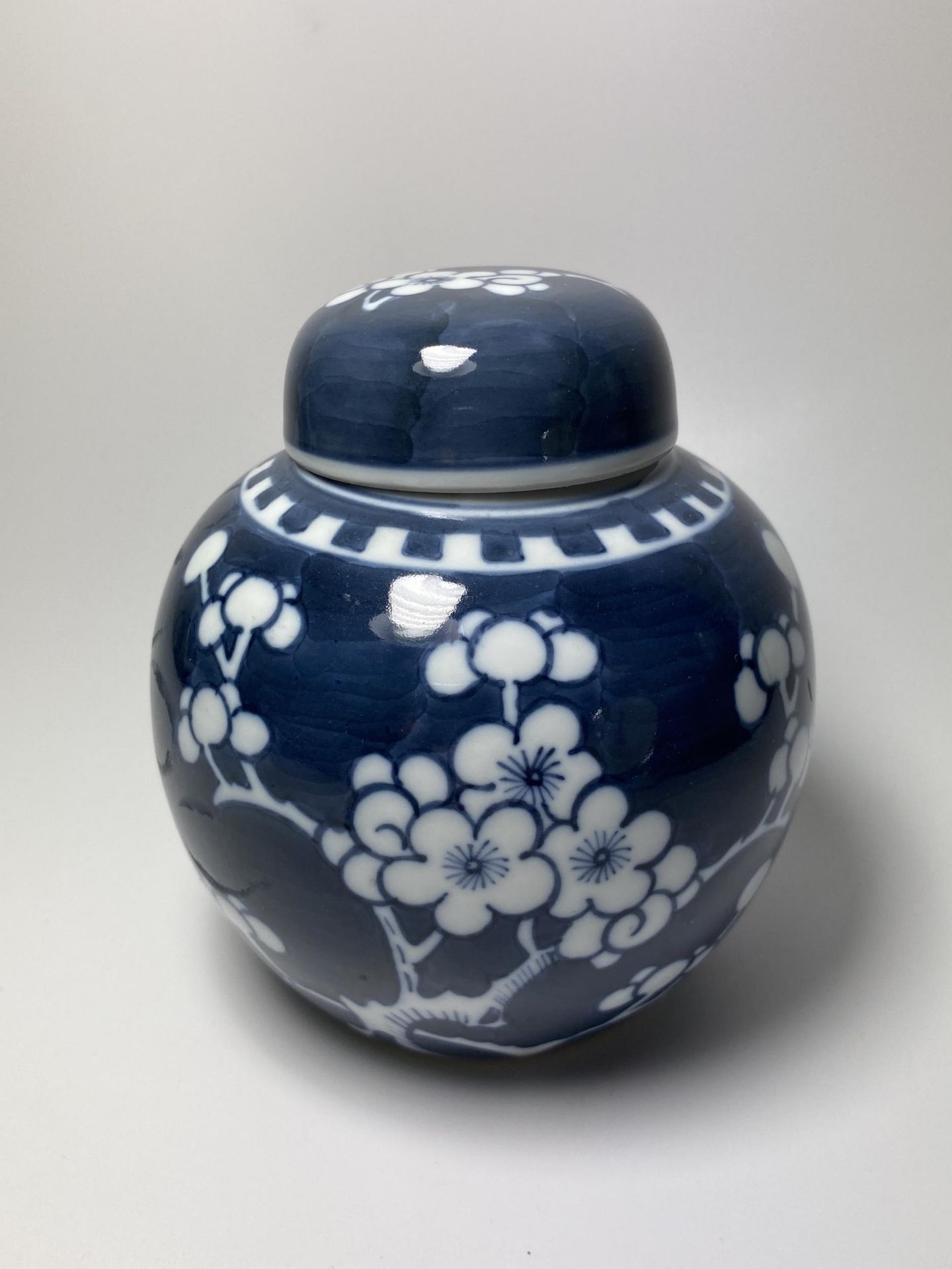 A CHINESE PRUNUS BLOSSOM PATTERN GINGER JAR, DOUBLE RING MARK TO BASE, HEIGHT 13CM