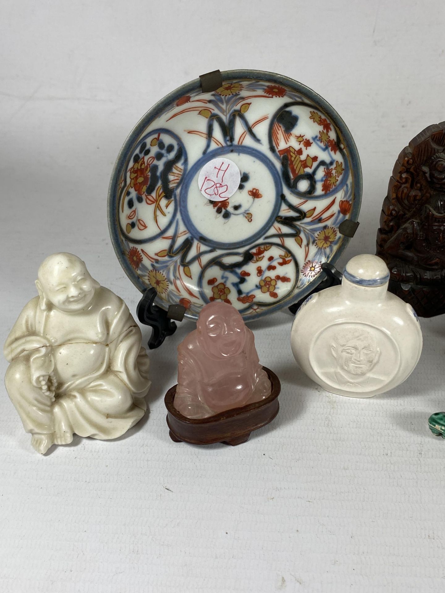 A MIXED LOT OF ORIENTAL ITEMS TO INCLUDE IMARI PORCELAIN DISH, CARVED BUDDHA FIGURE, BLANC DE - Image 2 of 6