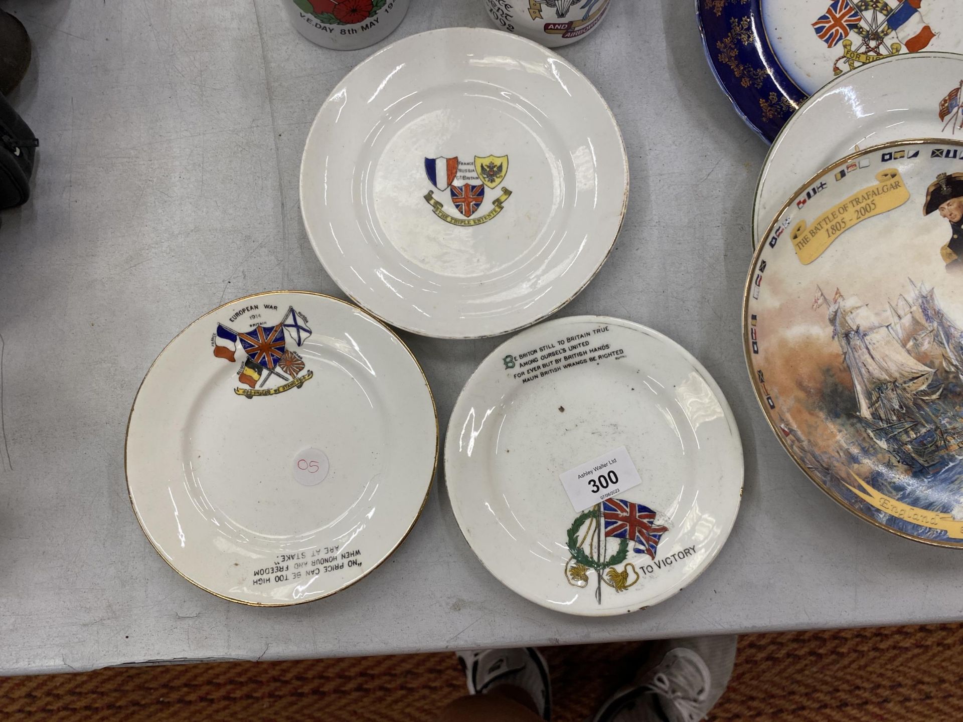 A COLLECTION OF VINTAGE MEMORIBILIA RELATING TO WORLD WAR 1, ETC TO INCLUDE PLATES, A TEAPOT, - Image 6 of 6