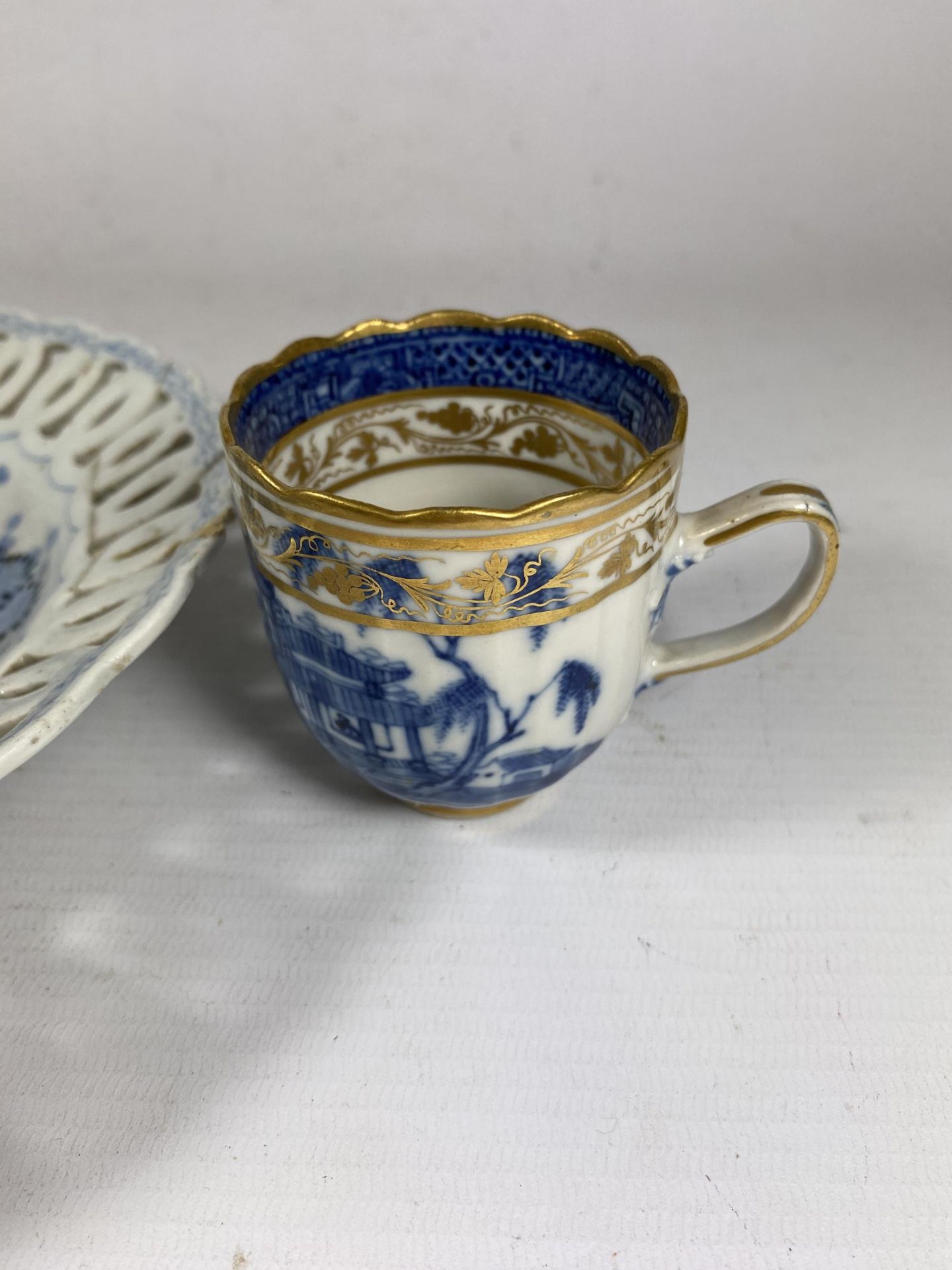 A 19TH CENTURY JAPANESE BLUE AND WHITE PIERCED RIM PLATE TOGETHER WITH A CHINESE 19TH CENTURY EXPORT - Image 3 of 5