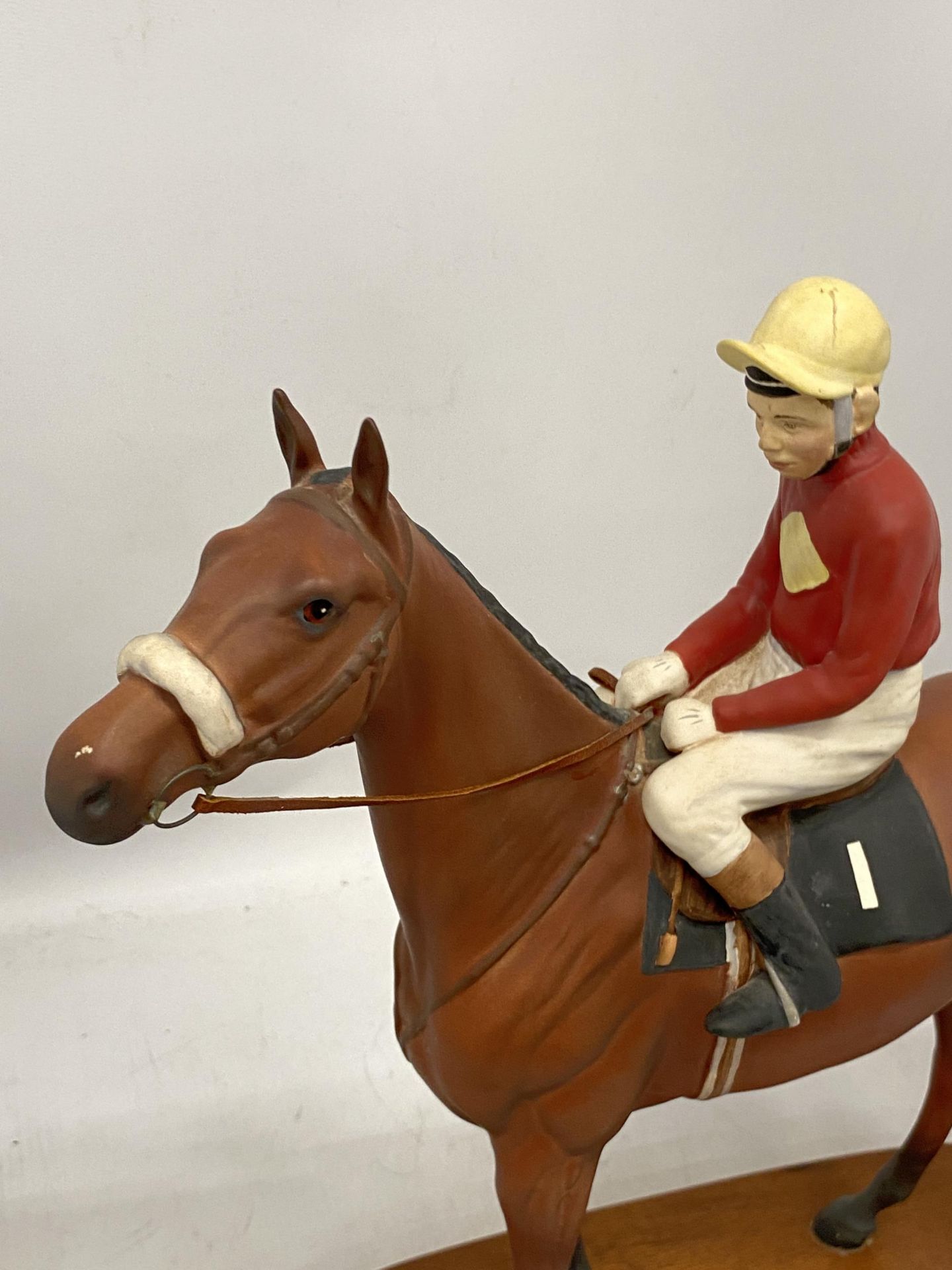 A BESWICK RED RUM HORSE AND JOCKEY FIGURE ON WOODEN PLINTH BASE, HEIGHT 35CM - Image 2 of 4