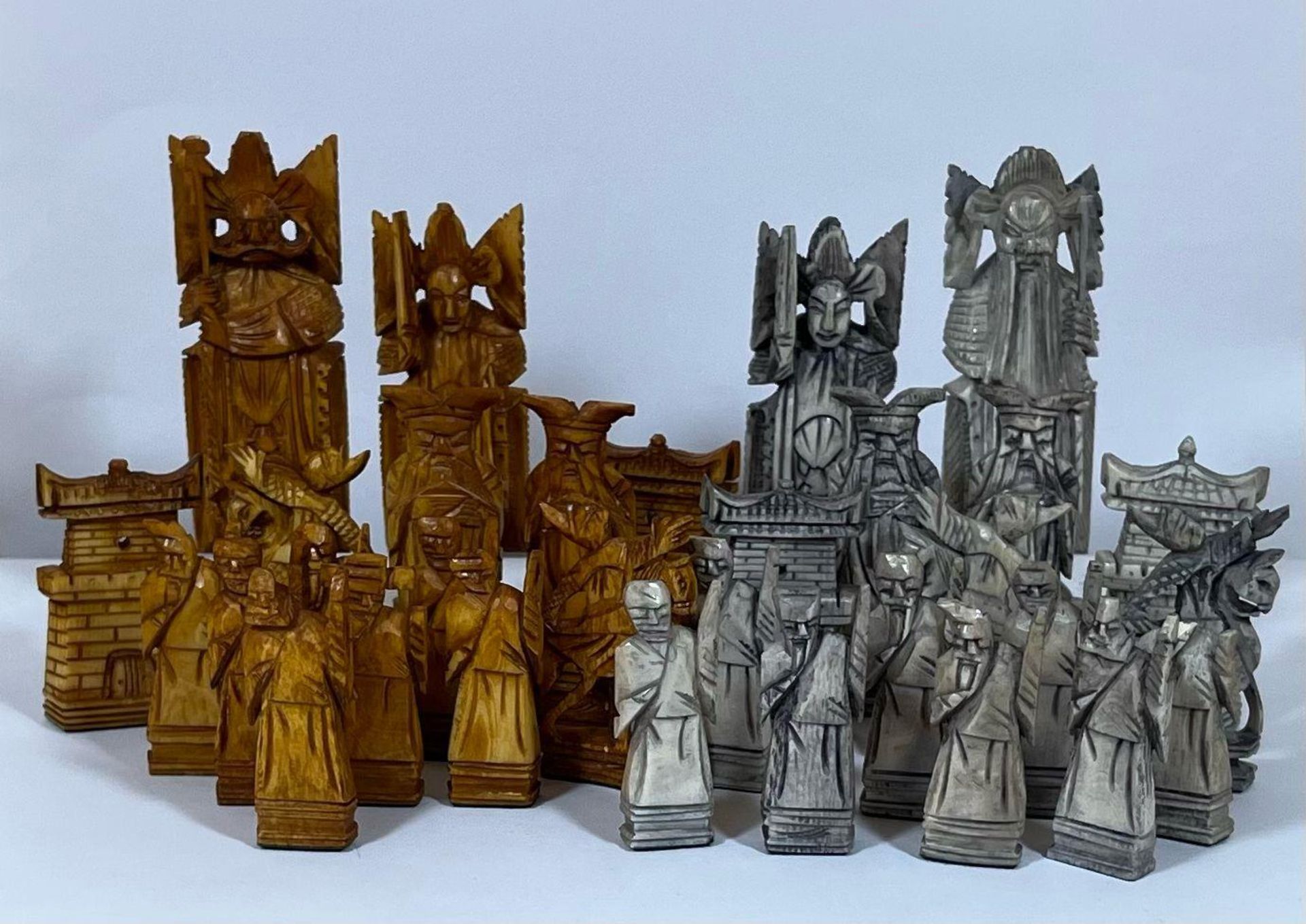 AN ORIENTAL STAINED BONE CHESS SET (ONE PAWN MISSING) - Image 5 of 6