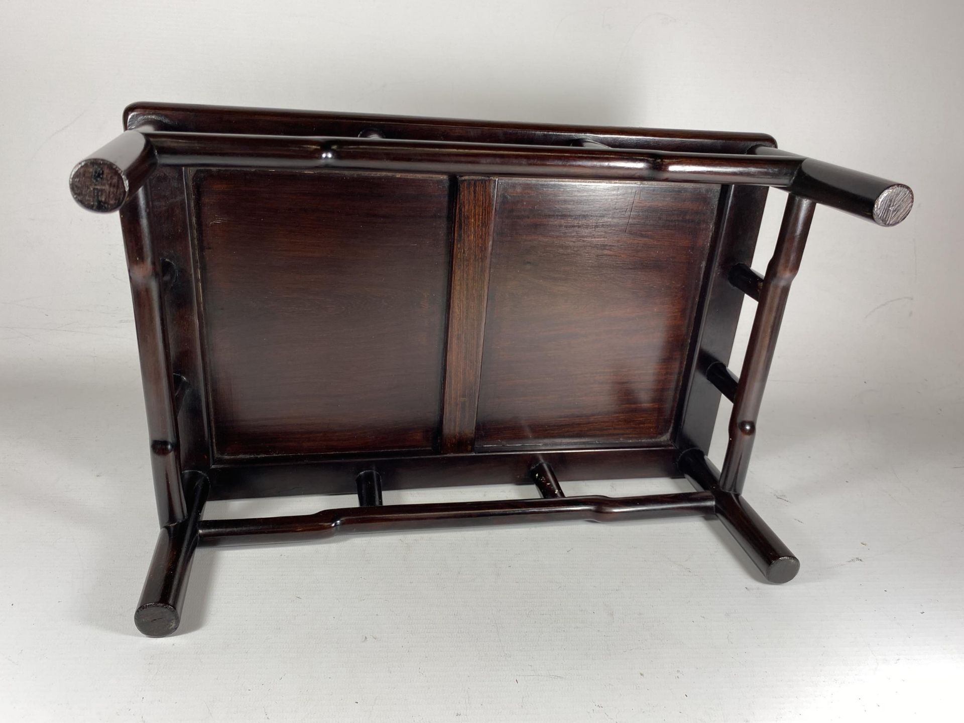 A CHINESE HARDWOOD RECTANGULAR VASE DISPLAY STAND, 14 X 15 X 38CM - Image 4 of 7