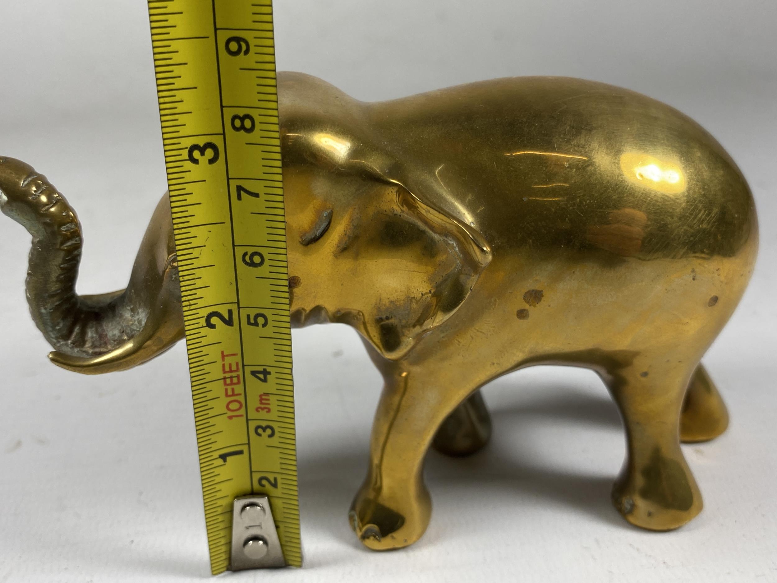 A VINTAGE ORIENTAL SOLID BRASS MODEL OF AN ELEPHANT, HEIGHT 9CM - Image 4 of 4